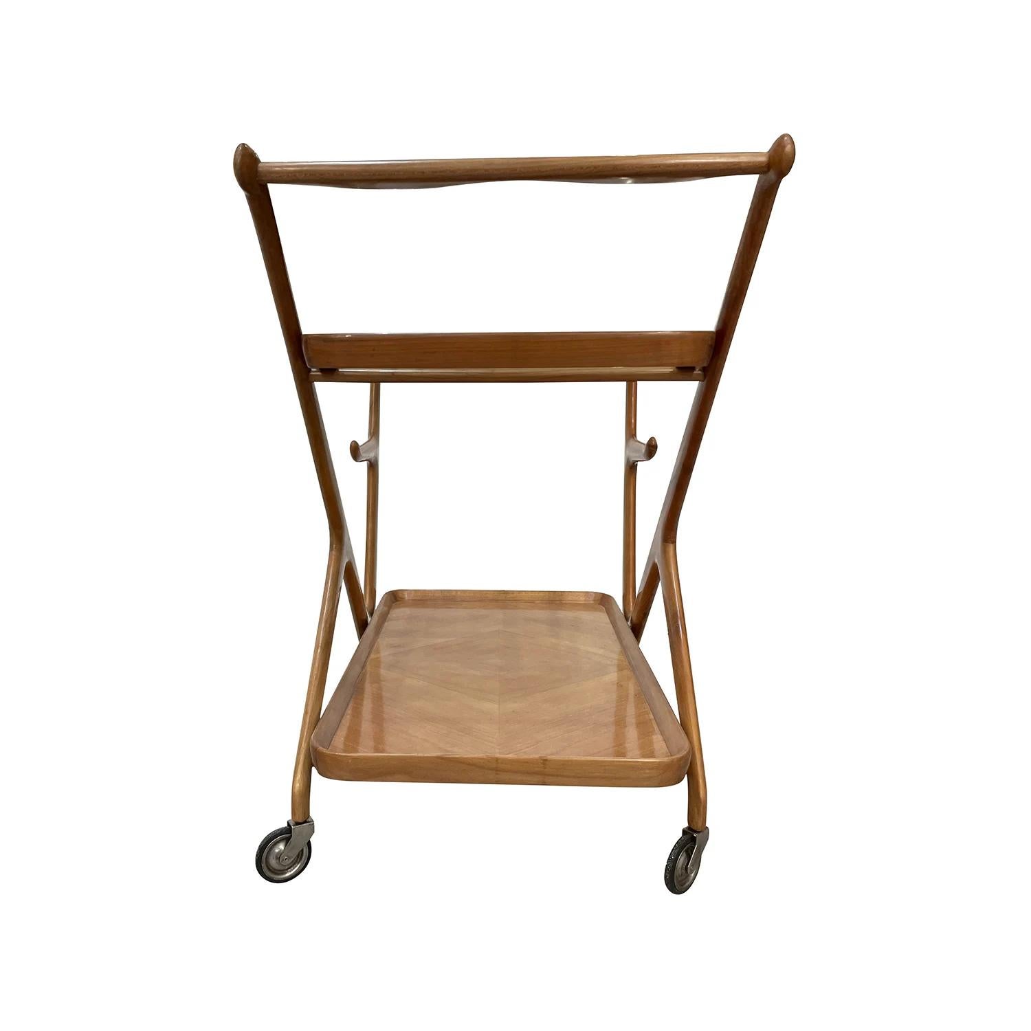 Italienischer Cassina-Barwagen aus Nussbaumholz des 20. Jahrhunderts, Teewagen von Cesare Lacca (Metall) im Angebot