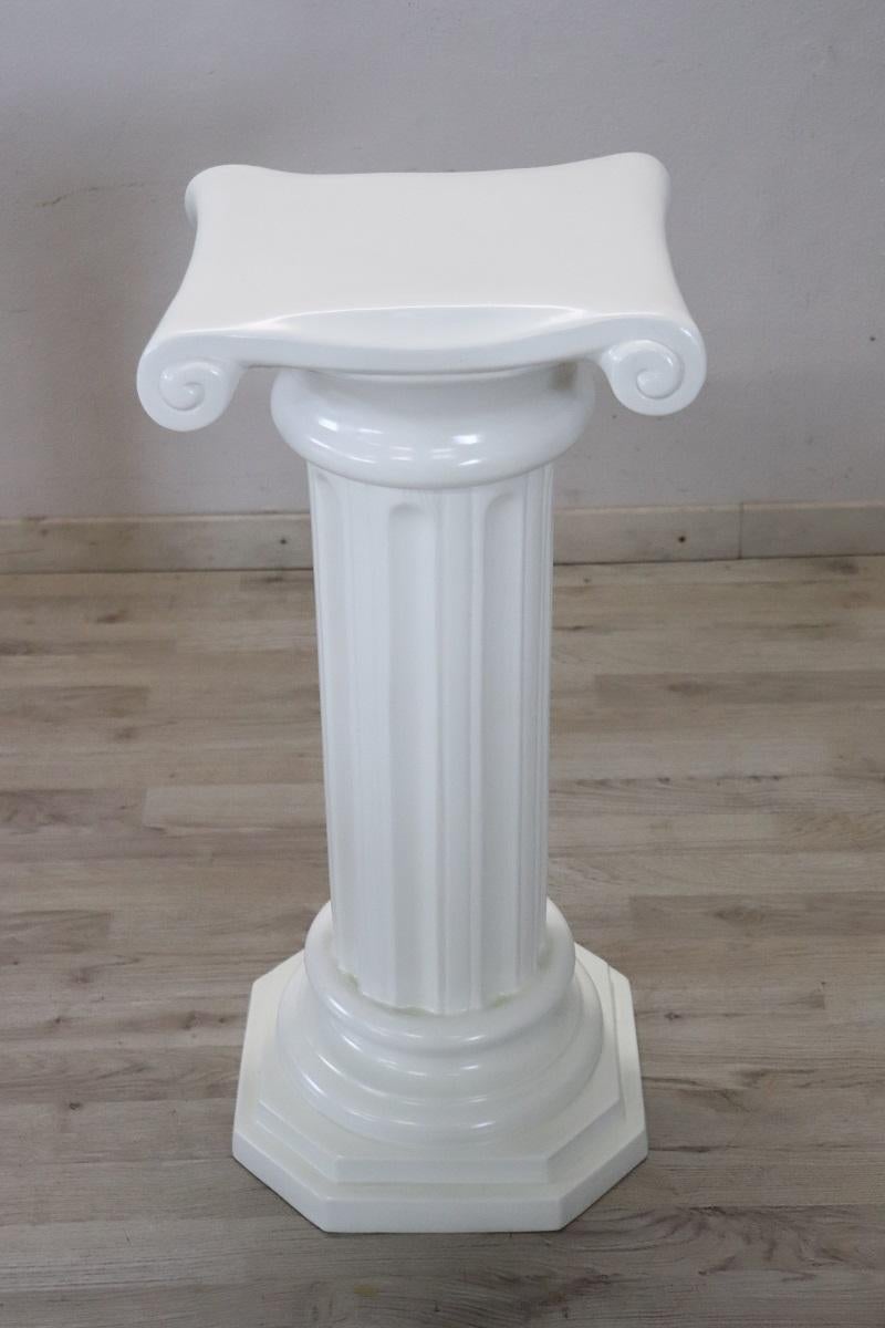 We offer you this splendid white ceramic column produced in Italy by the famous Bassano factory (brand present see photo). A perfect column to become the centerpiece of your decor.

Dating back to the second half of the 20th century characterized by