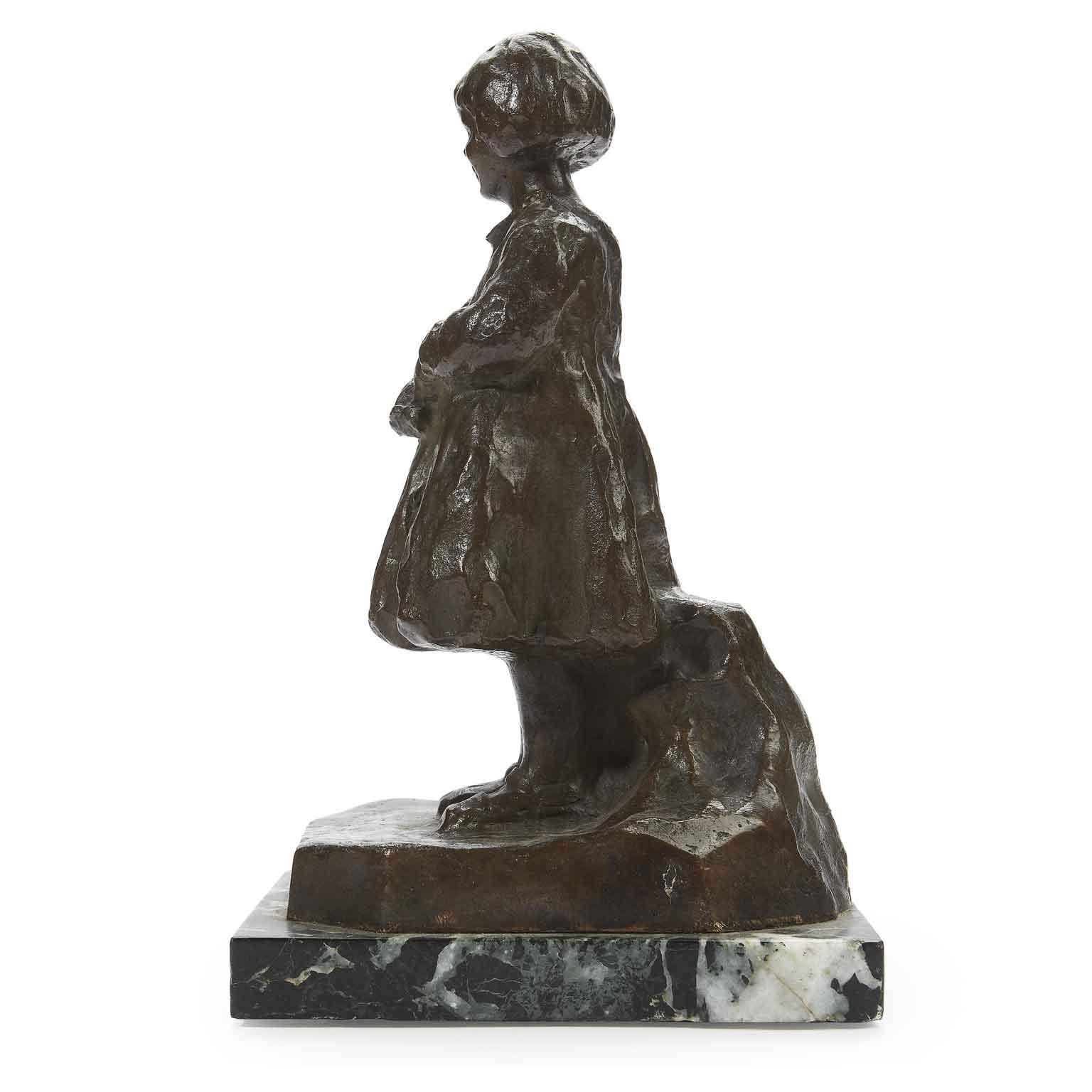 Bambina con Bambola Scultura en bronze dell'Italiano Renzo Zacchetti 1938 environ Bon état - En vente à Milan, IT