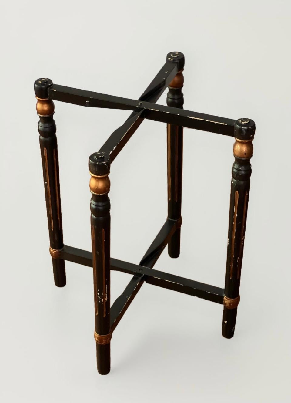 Table à plateaux en tôle laquée et dorée, style Chinoiserie italienne du 20e siècle en vente 4