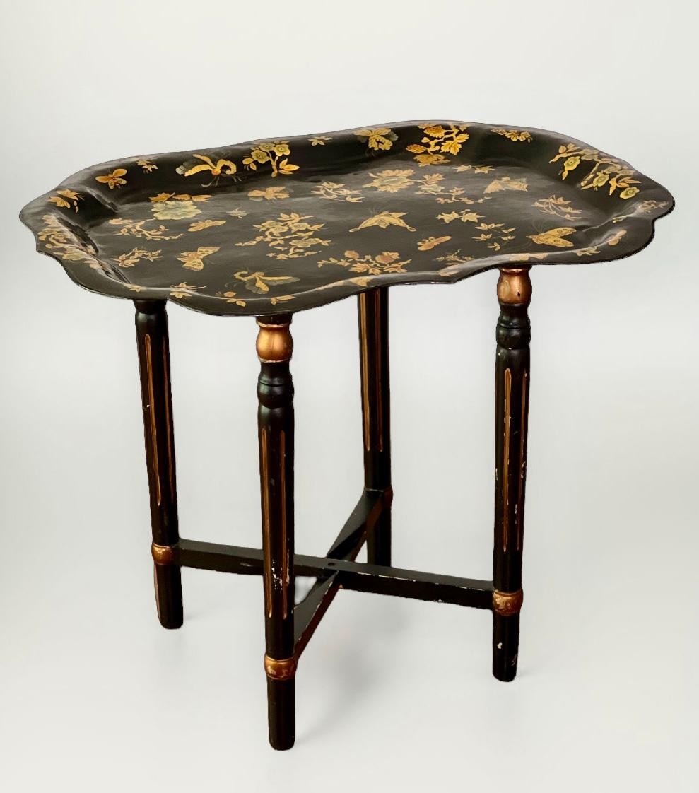 Chinoiseries Table à plateaux en tôle laquée et dorée, style Chinoiserie italienne du 20e siècle en vente