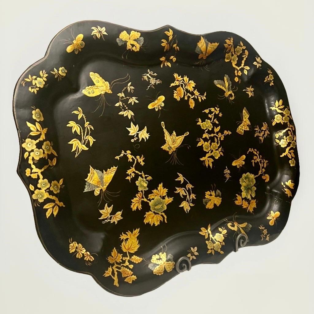 Table à plateaux en tôle laquée et dorée, style Chinoiserie italienne du 20e siècle Bon état - En vente à Doylestown, PA