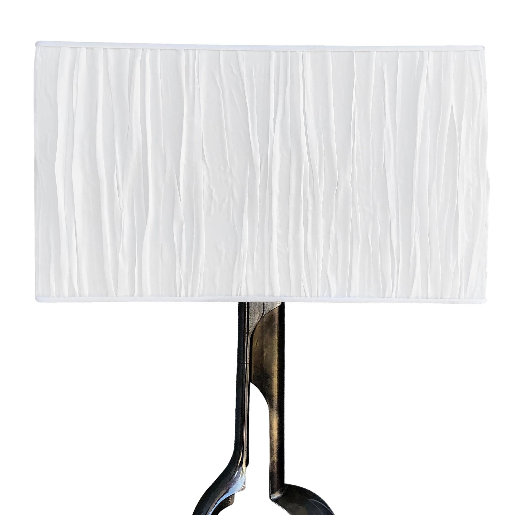 A vintage Mid-Century Modern Italian chrome table lamp with a brass base. Featuring a one-light socket, in good condition. The wires have been renewed. Wear consistent with age and use, circa 1960, Italy.

Measures: Base 18