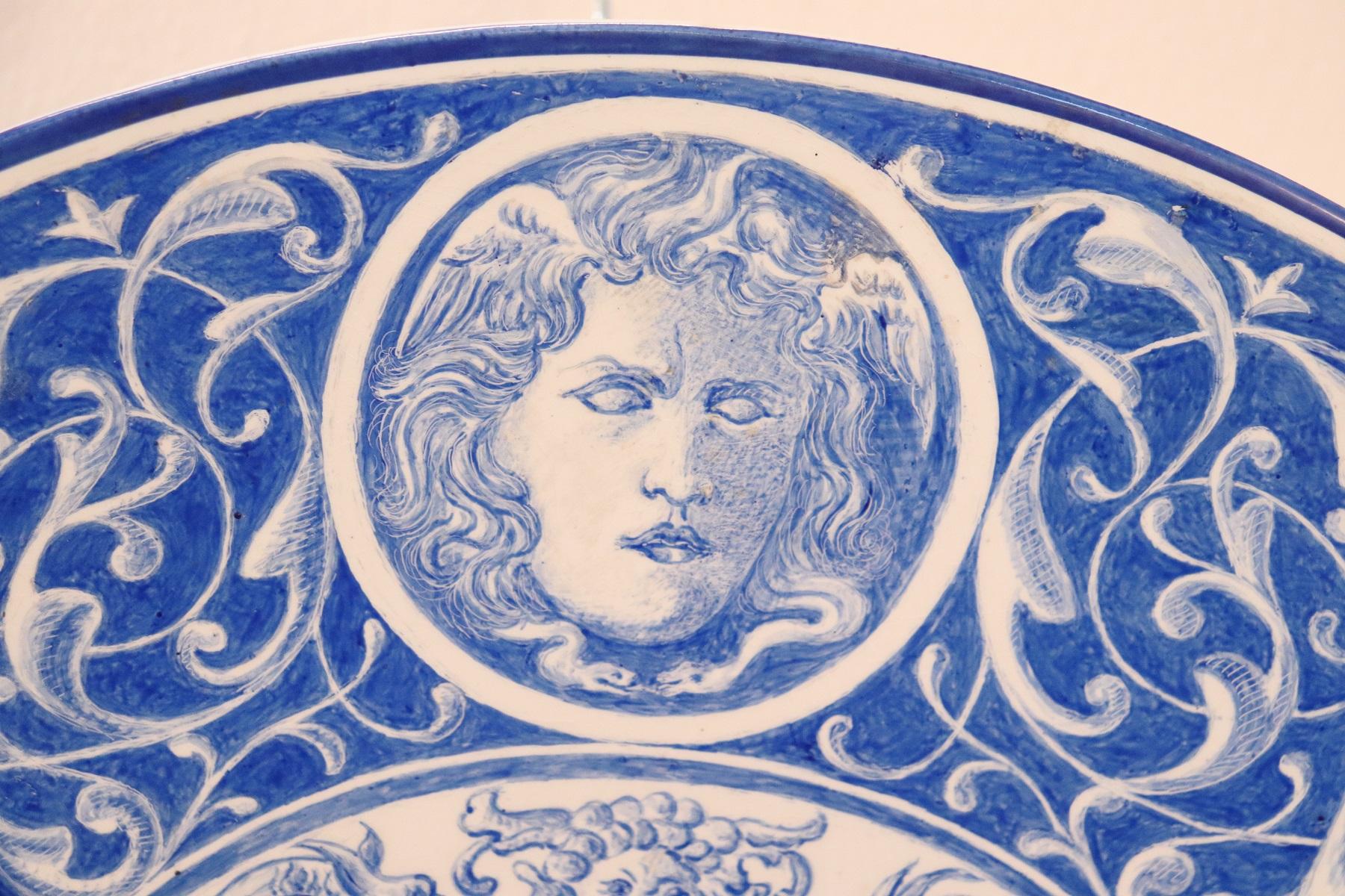 20. Jahrhundert Italienischer Sammelteller aus bemalter Keramik:: 1910er Jahre:: antik (Gemalt)