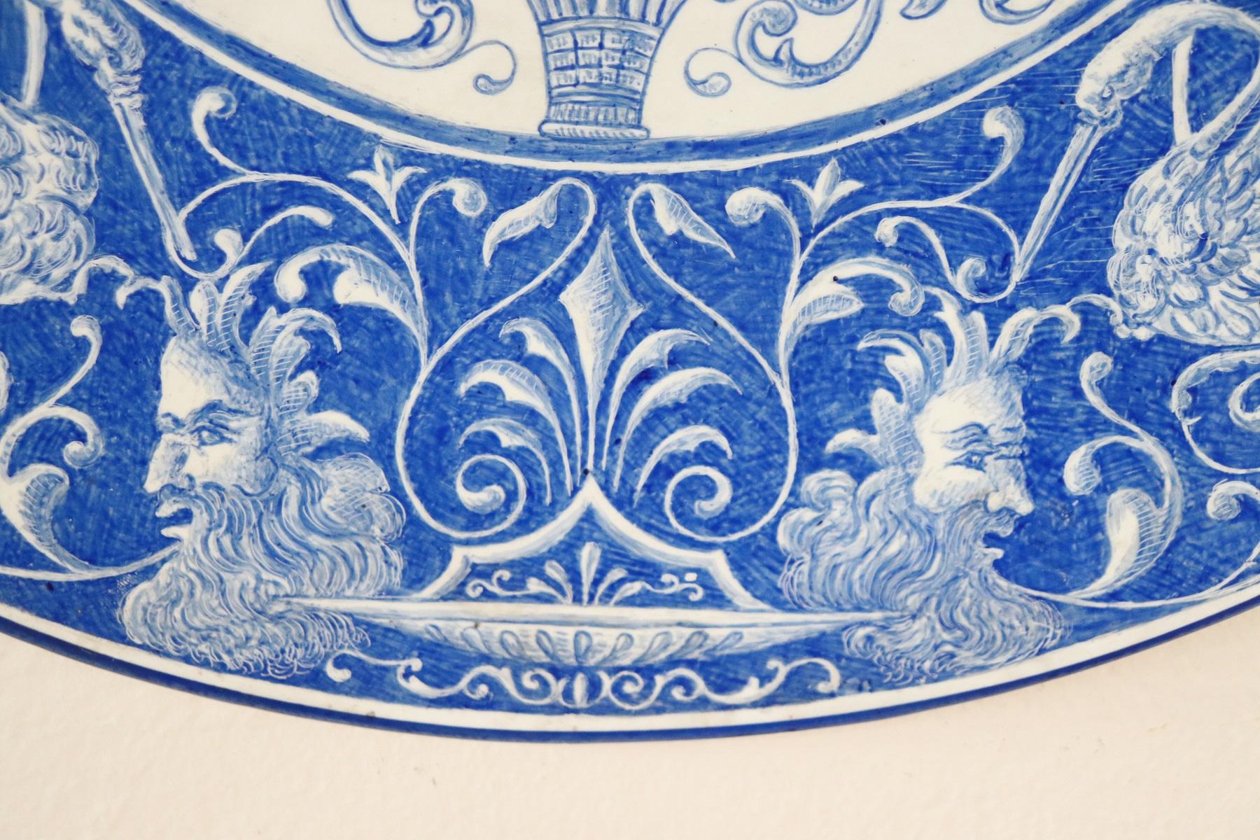 20. Jahrhundert Italienischer Sammelteller aus bemalter Keramik:: 1910er Jahre:: antik 2