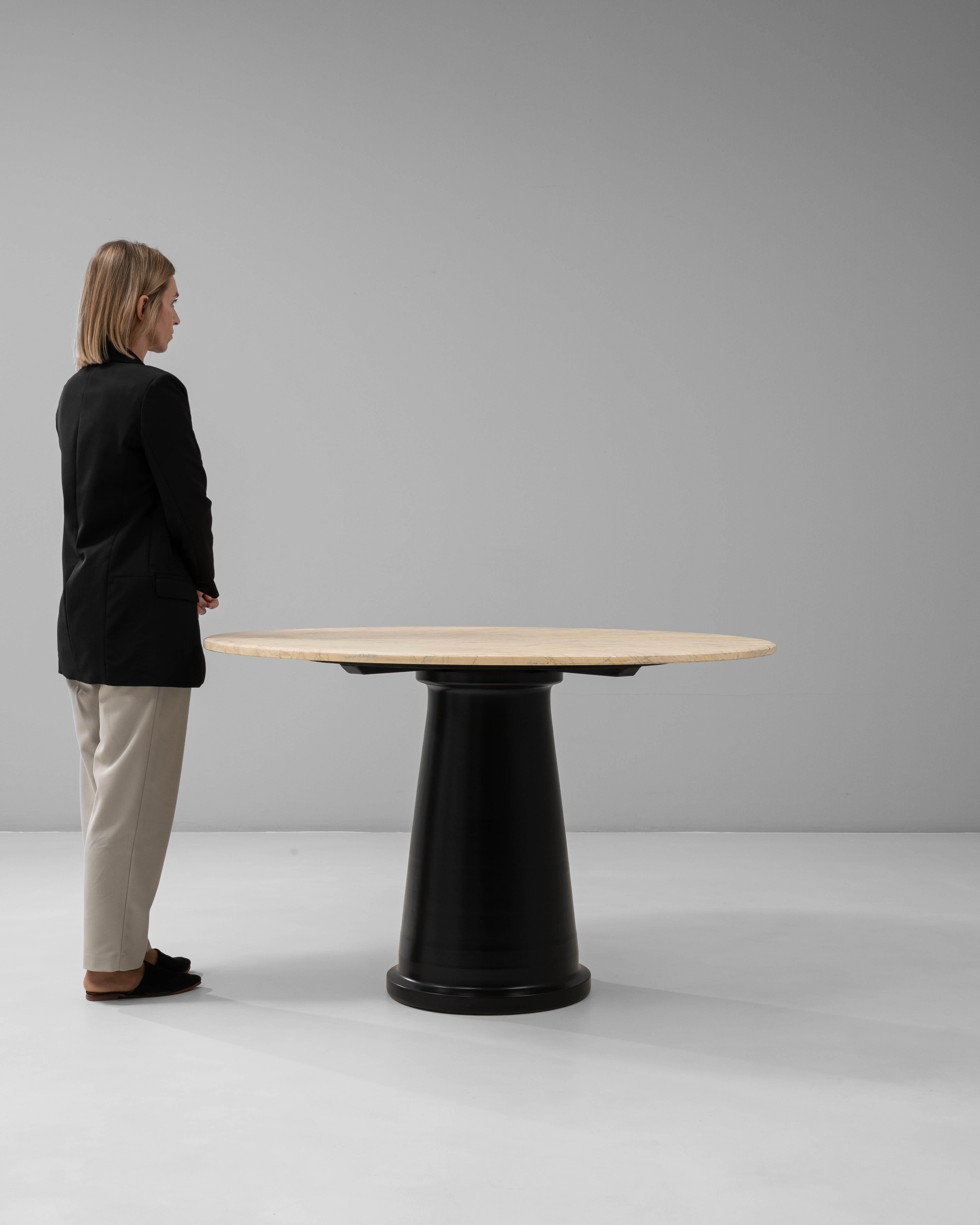 italien Table de salle à manger ronde contemporaine en fer du 20e siècle avec plateau en marbre en vente