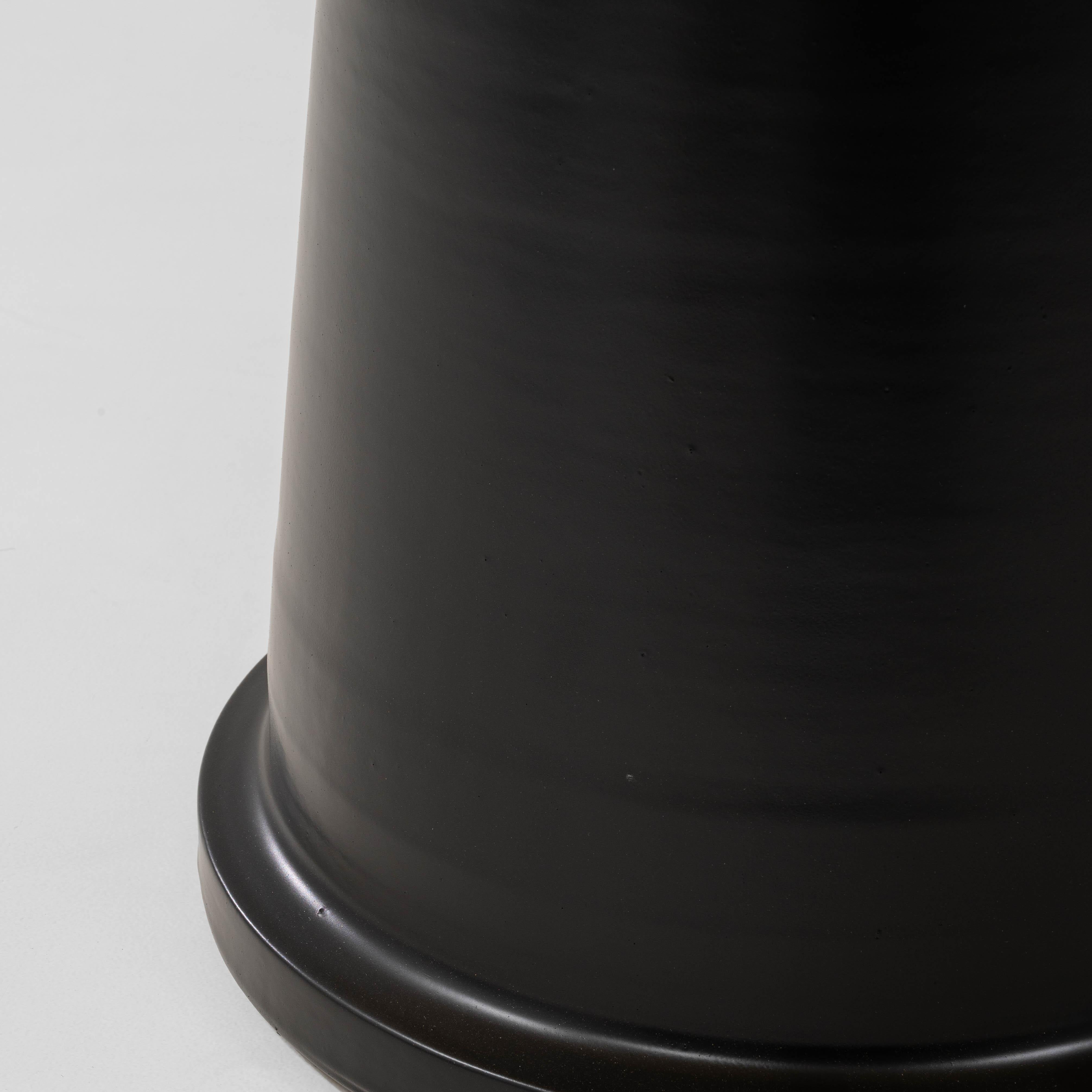 Table de salle à manger ronde contemporaine en fer du 20e siècle avec plateau en marbre en vente 3