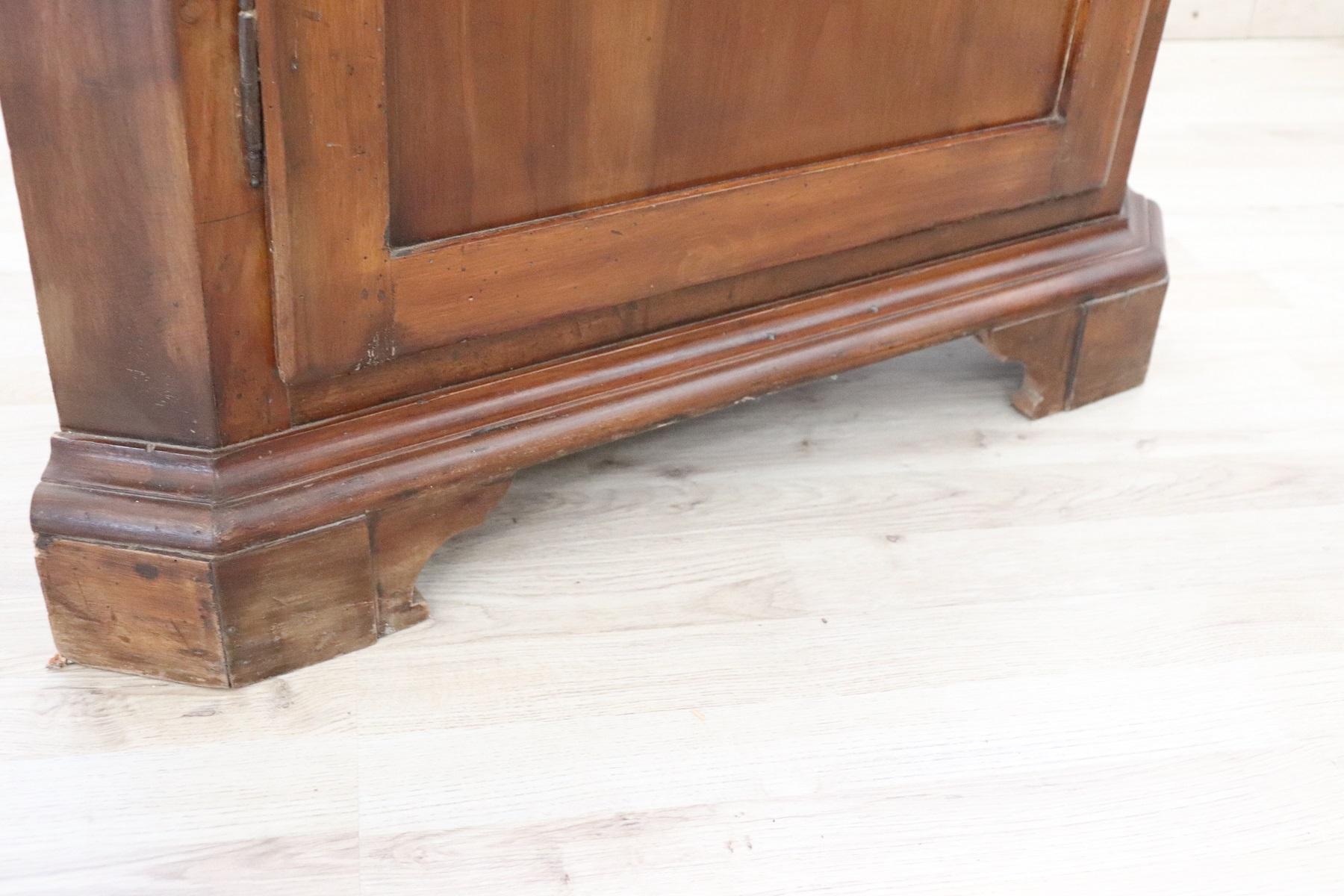 Noyer Armoire ou meuble d'angle italien du 20ème siècle en Wood Wood en vente