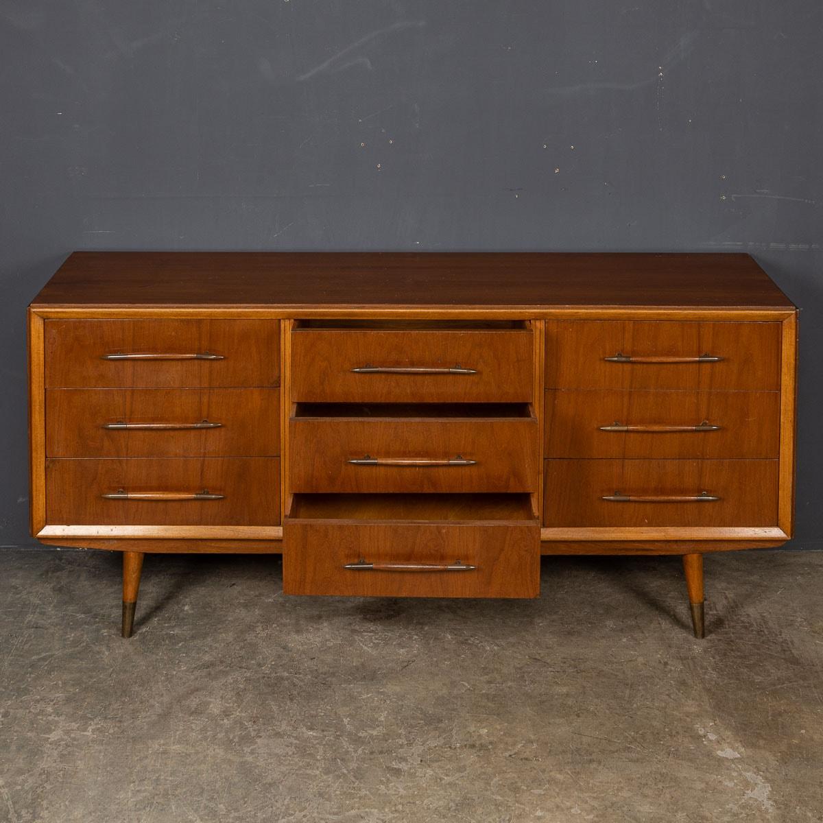 20th Century Italian Credenza With Brass Handles, c.1950 For Sale 2