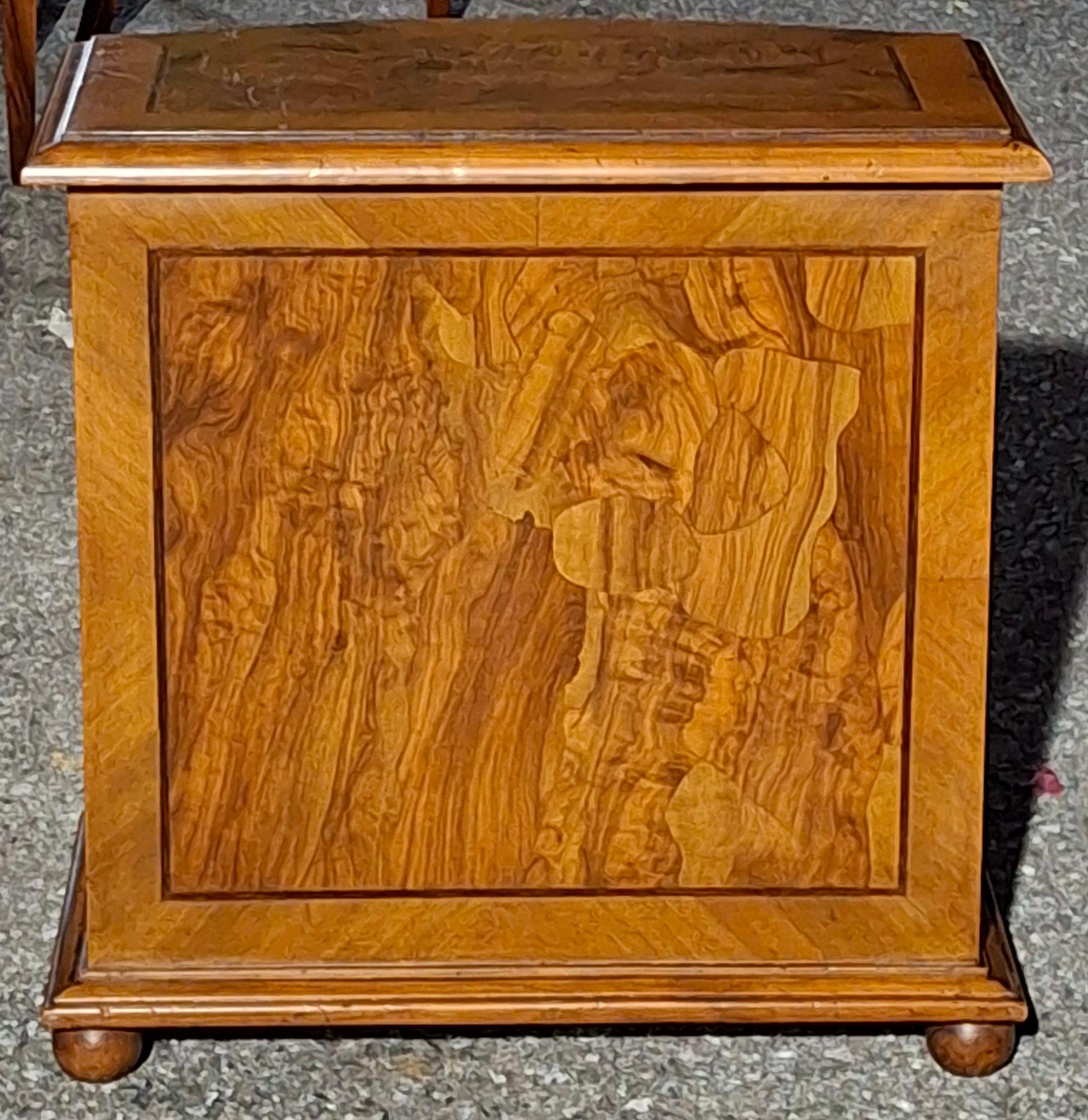 20th Century Italian Crossbanded Walnut Side Cabinet For Sale 1