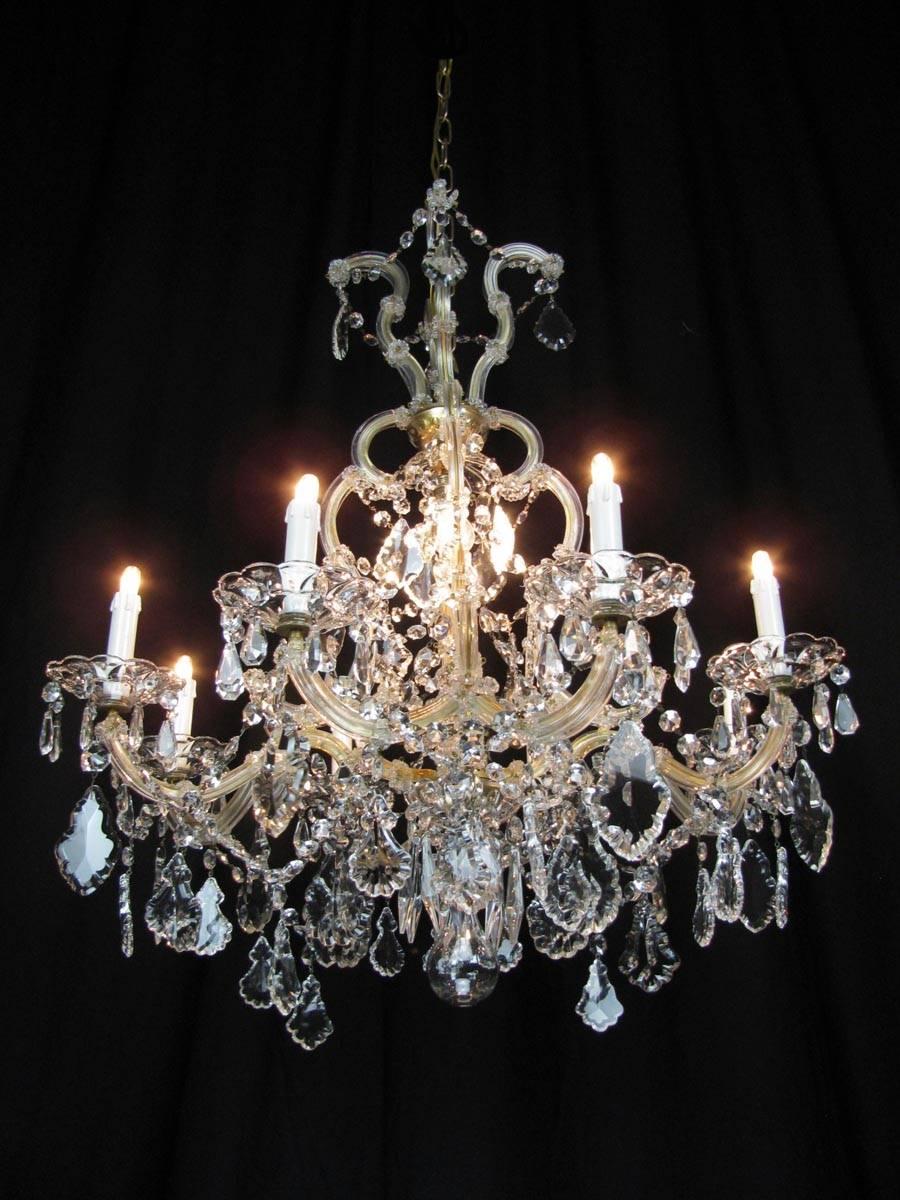 Italian Maria Theresa style eight-armed cut-glass chandelier dating back to 20th century. Eight arms ending with E14 light bulbs and an extra E27 bulb in the centre of the structure. This Italian vintage chandelier features a variety of faceted