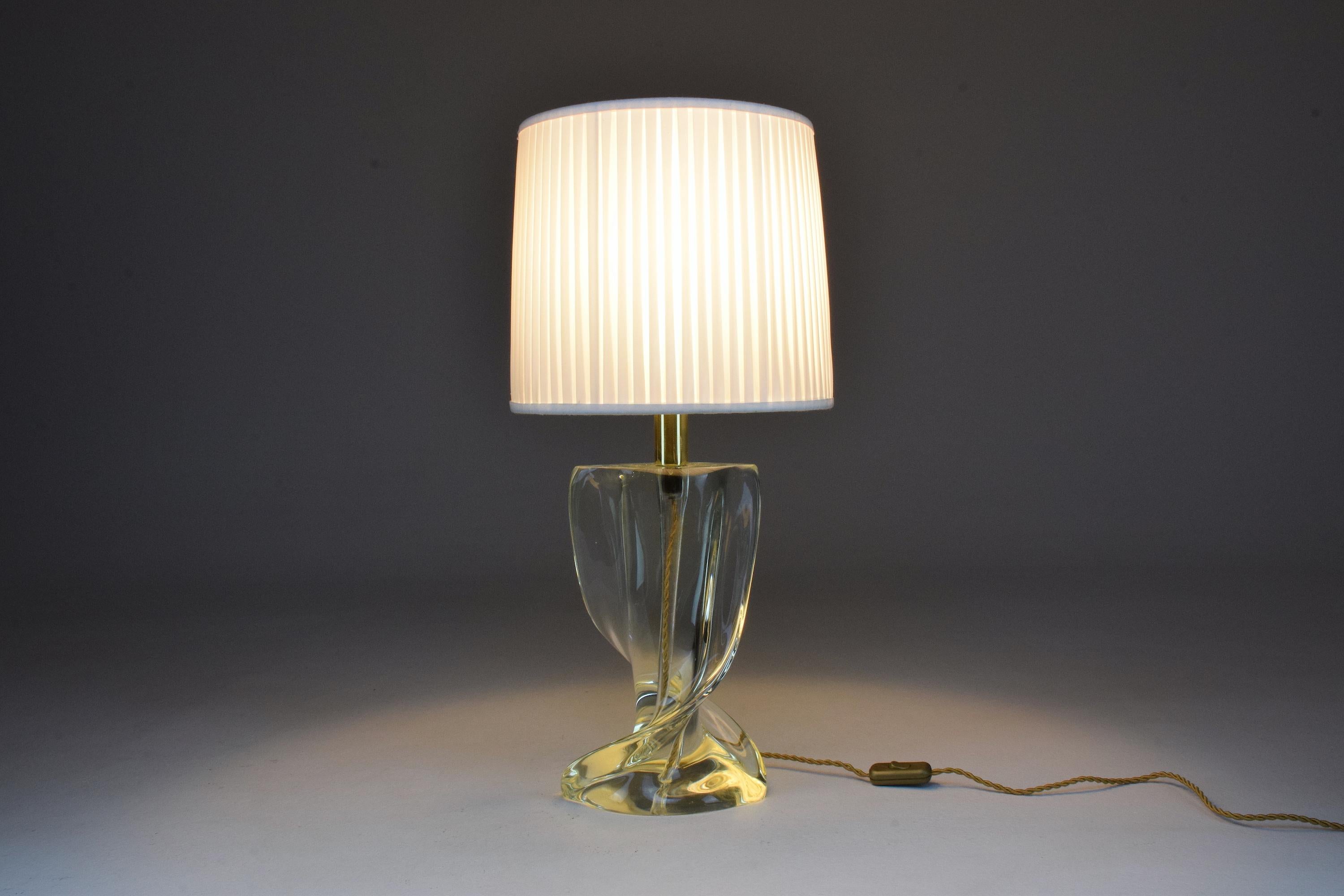 A midcentury vintage Italian light green crystal lamp in fully restored condition with an added brass sheet to the stem and new fabric pleated shade,
Italy, circa 1950s.
Art Deco style.
----
All our pieces are fully restored at our atelier and we