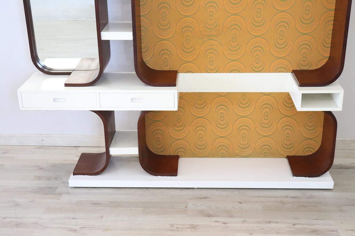 Fantastique armoire de design italien avec cintres, années 1960. Ce type de mobilier était utilisé dans l'entrée de la maison. Réalisé en contreplaqué laqué blanc et certaines parties en peuplier massif. La doublure en tissu original avec décoration