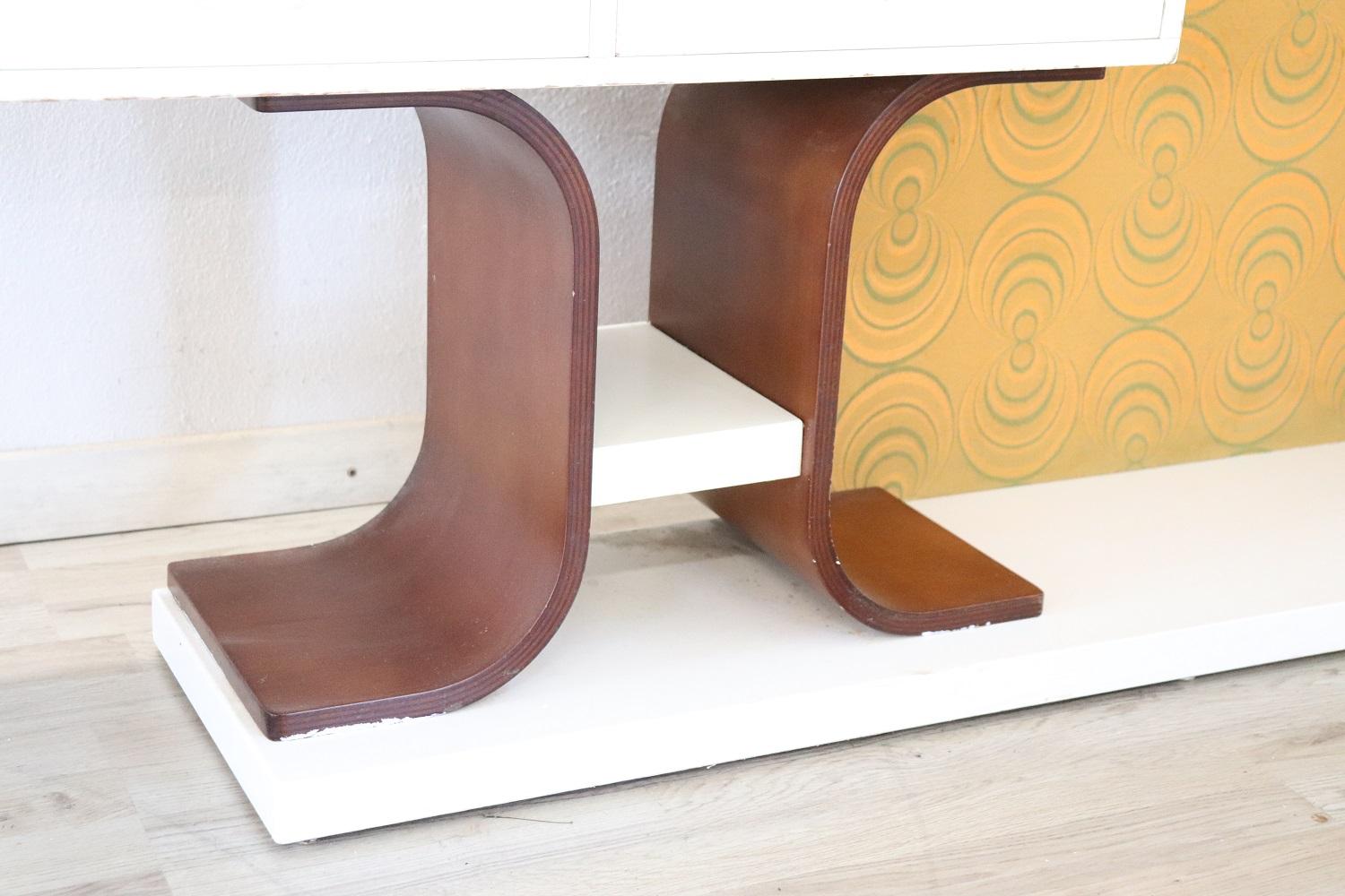 Peuplier Meuble de rangement de design italien du XXe siècle avec cintres pour vêtements, années 1960 en vente