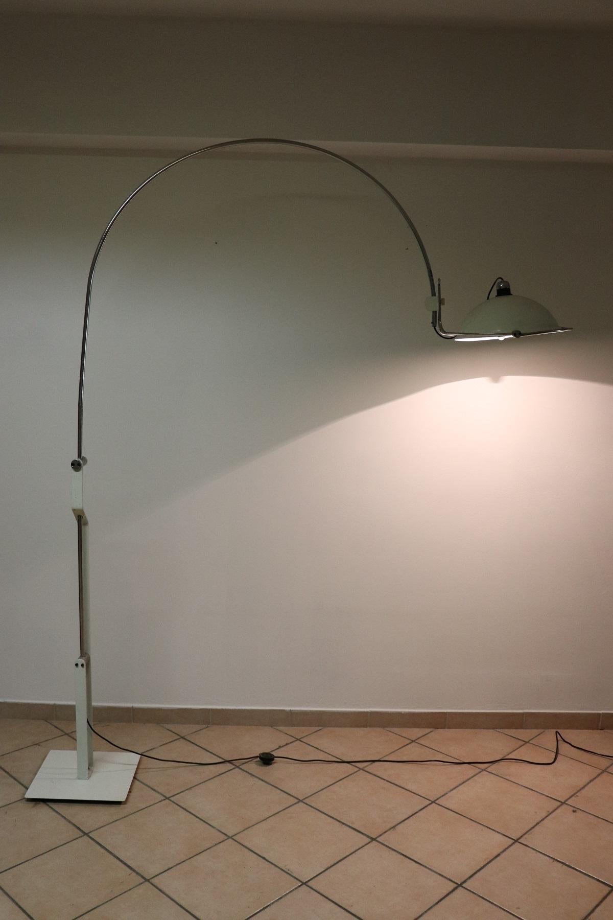 Beautiful floor lamp in chromed and enameled metal 1970s Italian design. Working. Some signs of wear. There are no trademarks or signatures. Very elegant, for vintage environments. This article is for you at an exceptional price, buy directly from