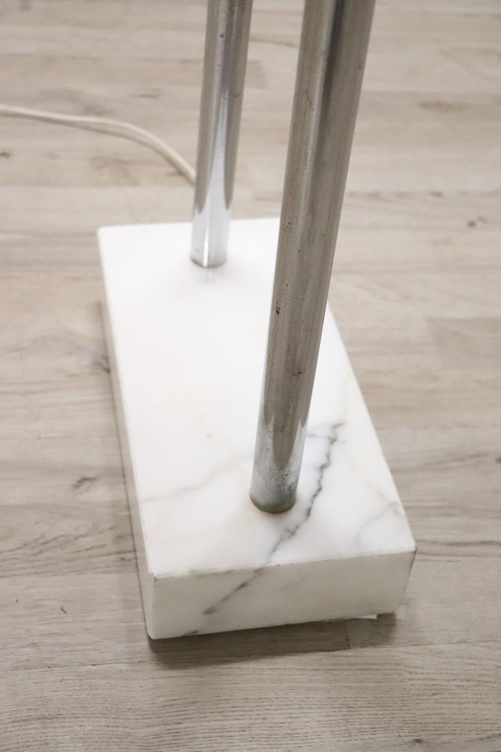 Lampadaire de conception italienne du XXe siècle en chrome et marbre, années 1980 en vente 1