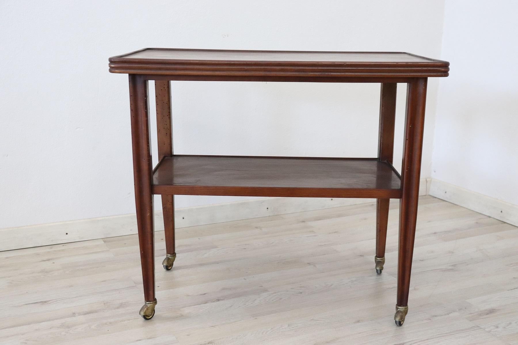 Rare drinks trolley Italian design by Osvaldo Borsani produced in Italy in the 1940s, It is made of oak wood. At the foot of the comfortable brass wheels they allow easy movement. Perfect for serving drinks to your guests.
 