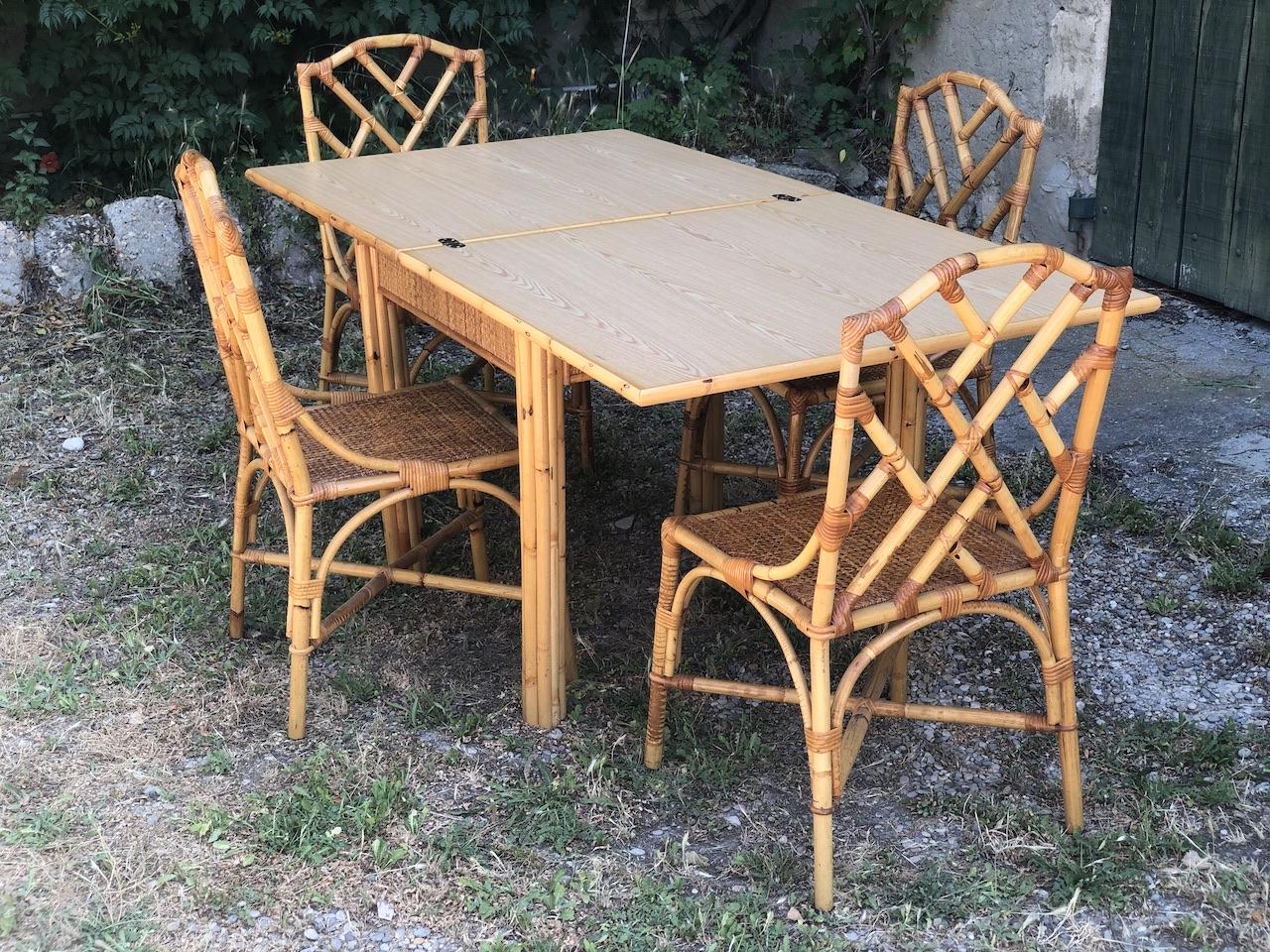 Folding table set and 4 dal vera chairs in bamboo and braided wicker 1970. Very good condition. Possibility of 4 chairs. Dimensions closed table: 90 X 90 cm / open table 180 X 90 cm. Dimensions chairs: top. 94 larg. 52 cm prof. 55 cm.