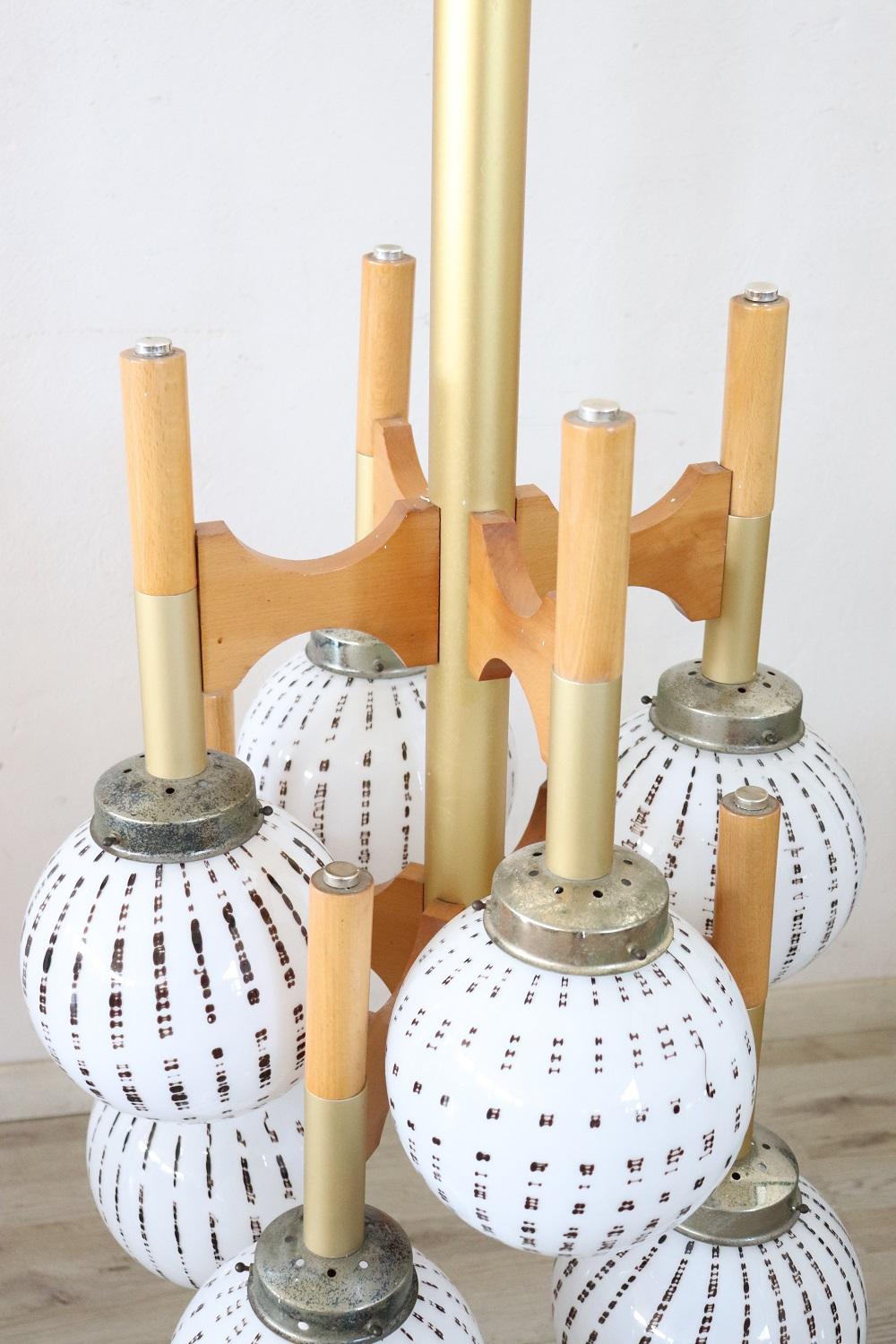 Fin du 20e siècle Lustre de conception italienne du XXe siècle en verre, bois et laiton par Sciolari, 1970 en vente