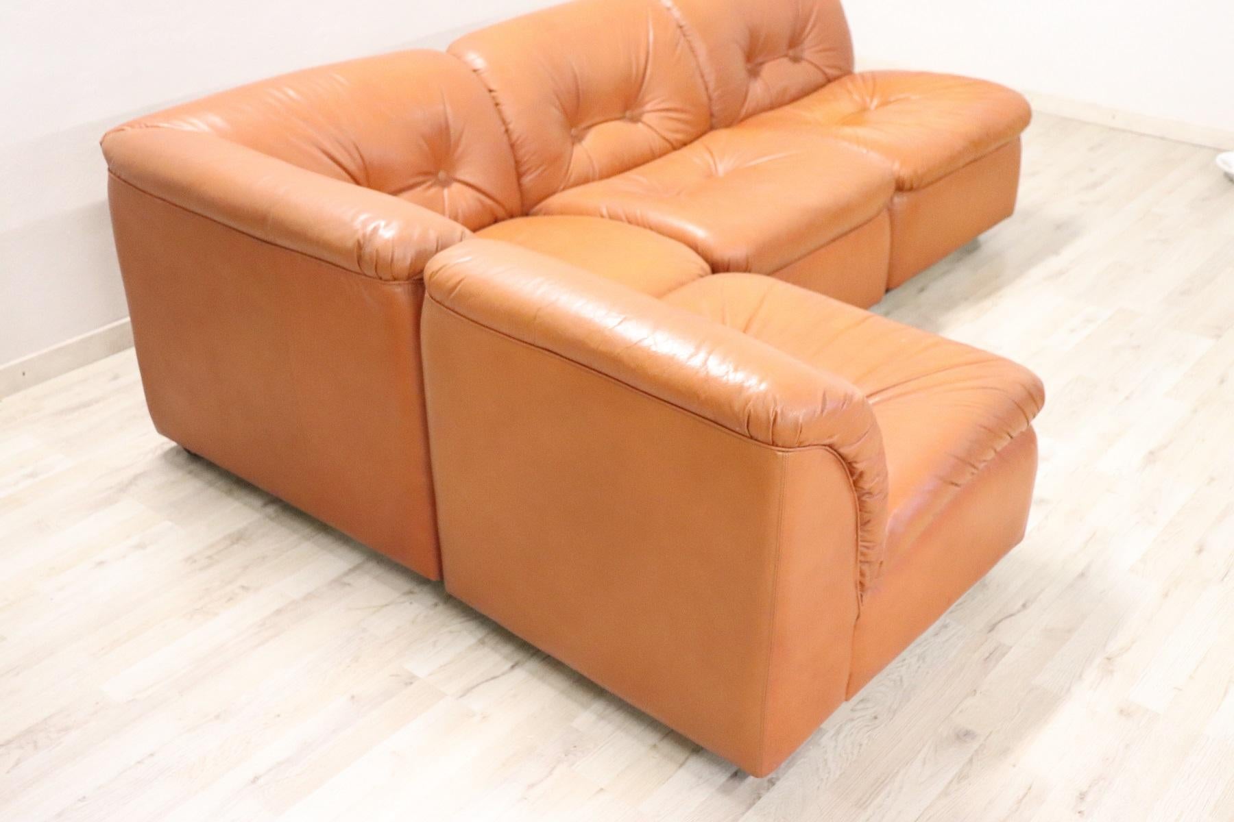 Rare Italian design modular corner sofa, 1980s in orange leather. The sofa is made up of 4 parts that can be put together at will. Each part measures 70cm wide, 85cm deep, the corner measures 85cm.


  