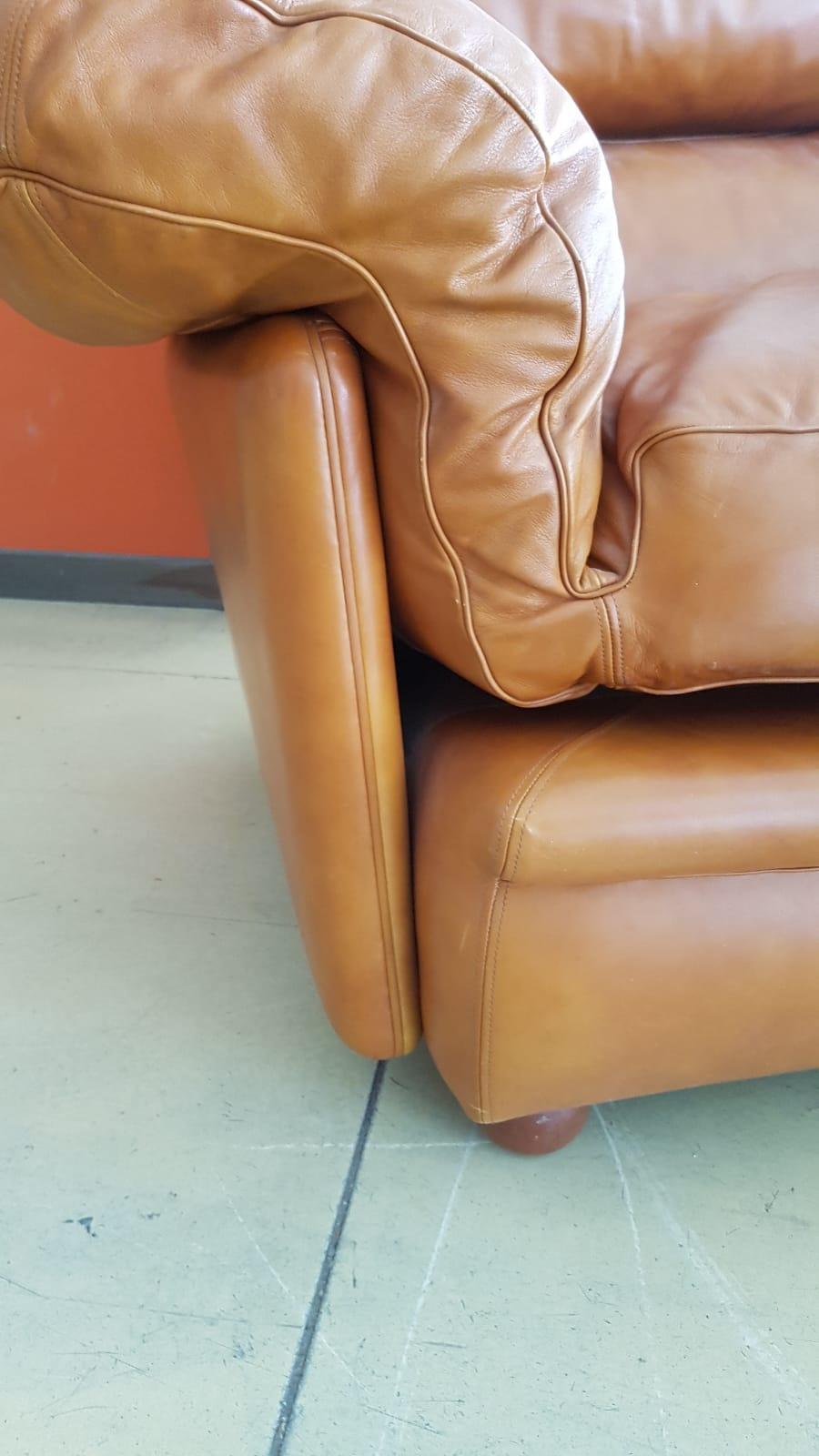 L'ensemble de salon de luxe au design italien rare de Poltona Frau comprend :
1 grand canapé
2 fauteuils
en cuir original du modèle POPPY conçu par Tito Agnoli Italie, années 1960-1970
La taille indiquée est celle du canapé.

Biographie Tito