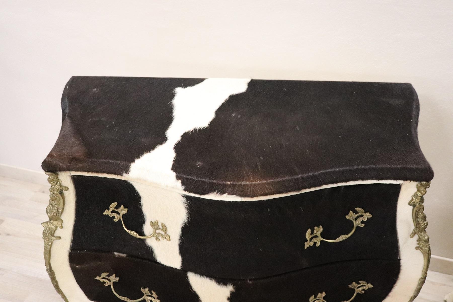Paar Kommoden im Louis-XV-Stil des 20. Jahrhunderts, italienisches Design, Ponyhaar im Zustand „Hervorragend“ im Angebot in Casale Monferrato, IT