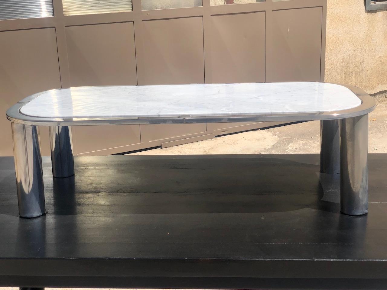 Vieille table basse avec plateau amovible en marbre blanc veiné. Structure et base en métal chromé.