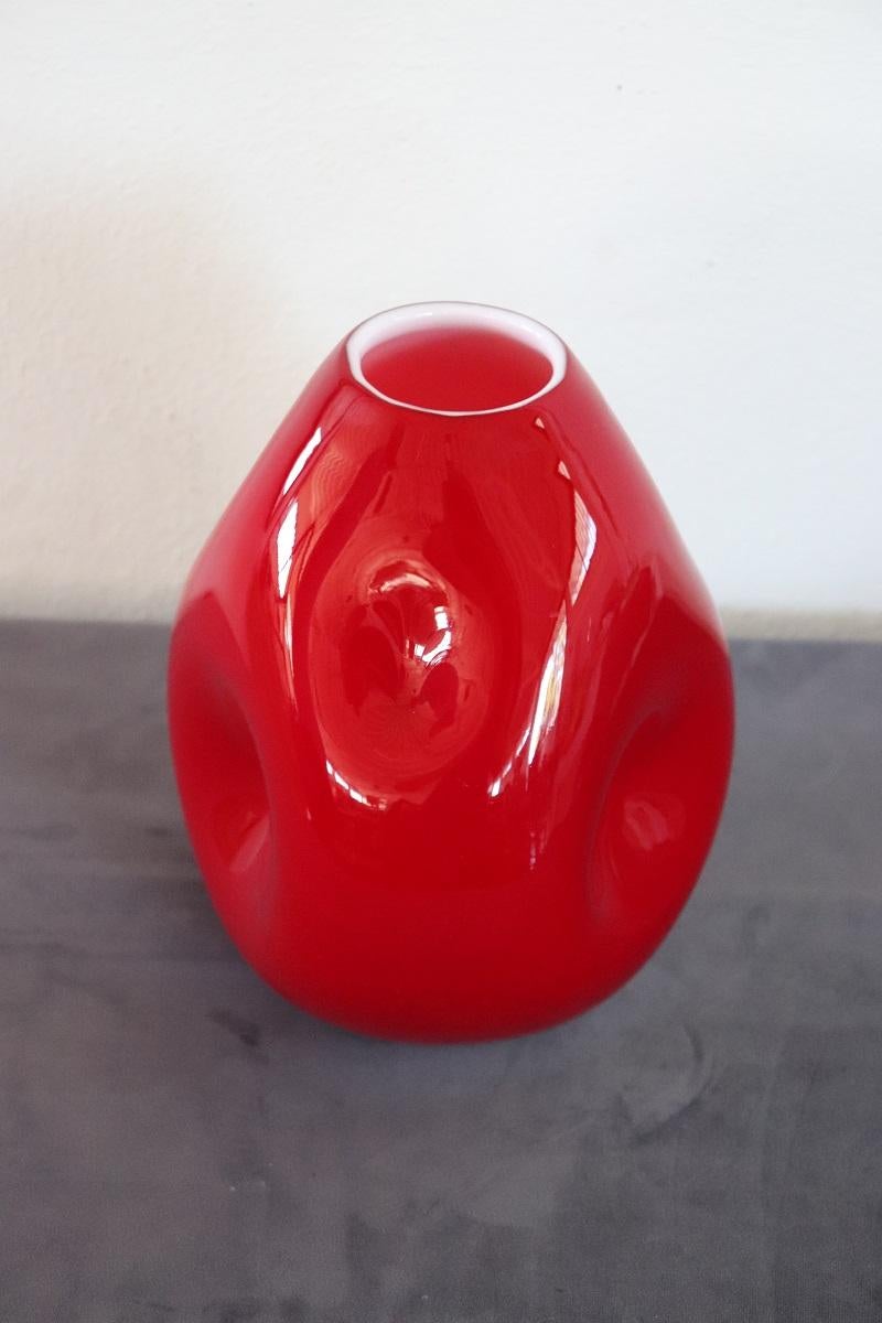 Vaso rosso in vetro artistico di Murano di design italiano del XX secolo in vendita 4