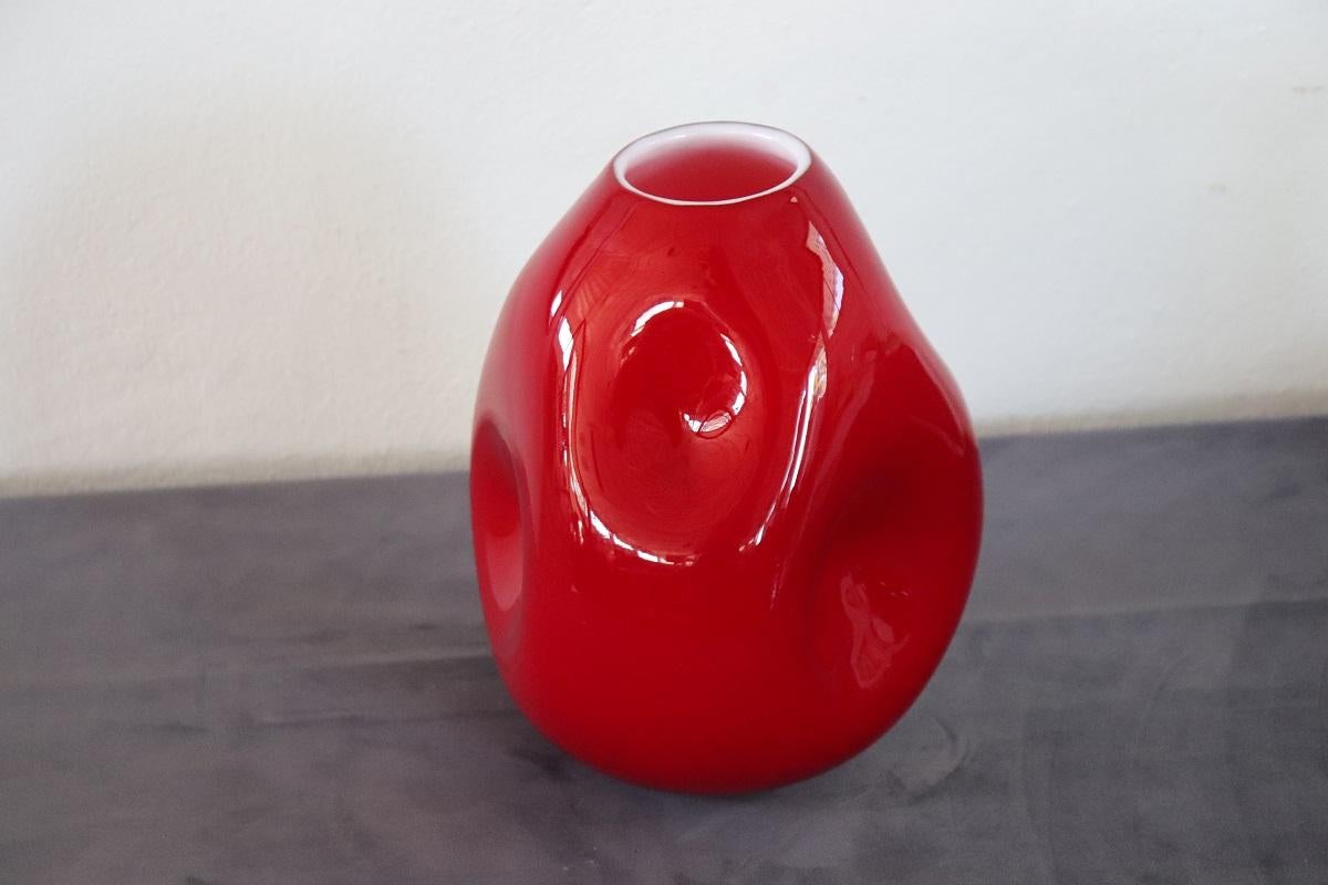 Vaso rosso in vetro artistico di Murano di design italiano del XX secolo in vendita 5