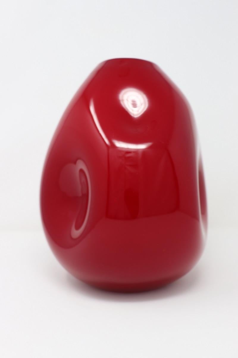 Raffinato vaso in vetro artistico, Italia, produzione 1970 Murano. Non firmato. Artigianato artistico di alta qualità, vetro soffiato a mano nei toni del rosso Questo vaso è stato realizzato con una tecnica particolare ed è chiamato 