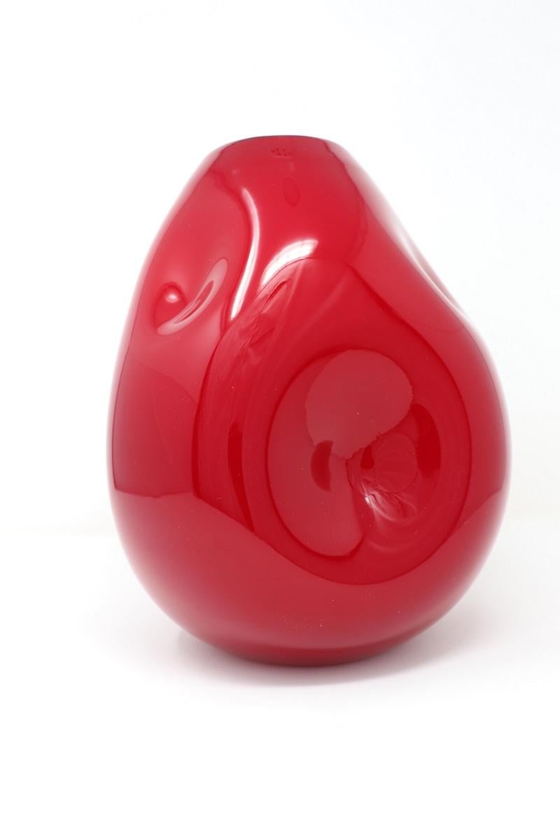 Italiano Vaso rosso in vetro artistico di Murano di design italiano del XX secolo in vendita