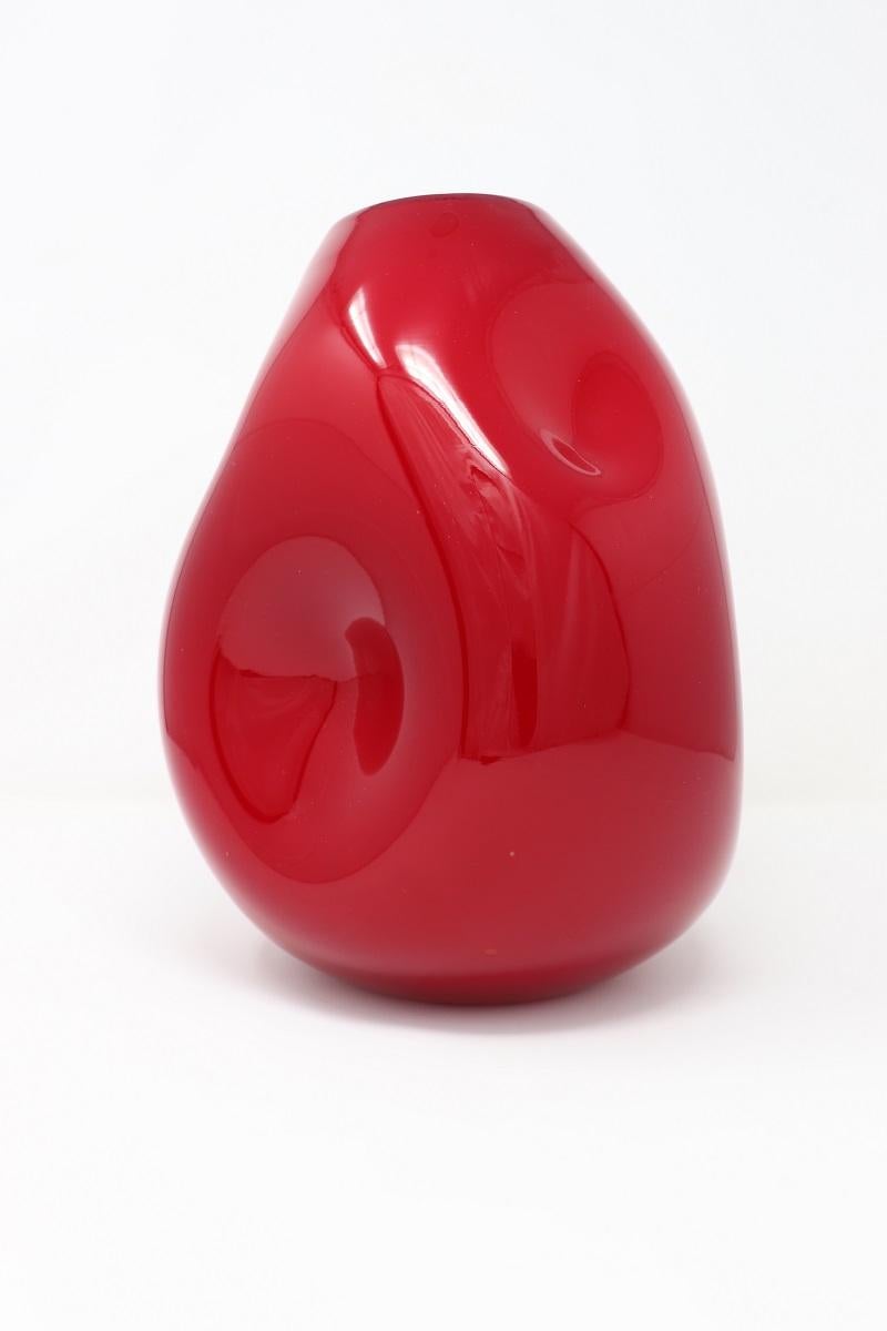 Vaso rosso in vetro artistico di Murano di design italiano del XX secolo In condizioni ottime in vendita a Casale Monferrato, IT