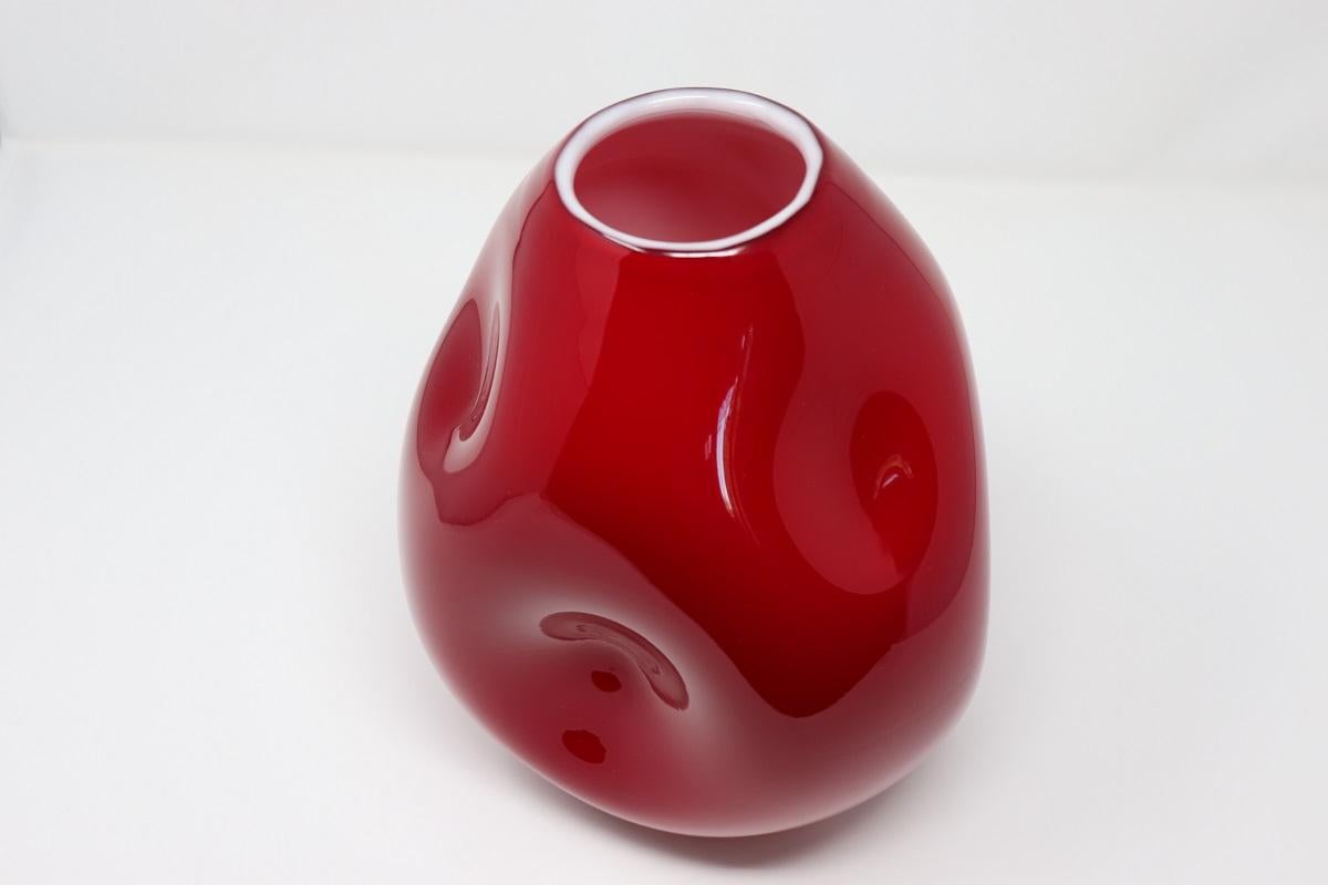 Fine XX secolo Vaso rosso in vetro artistico di Murano di design italiano del XX secolo in vendita