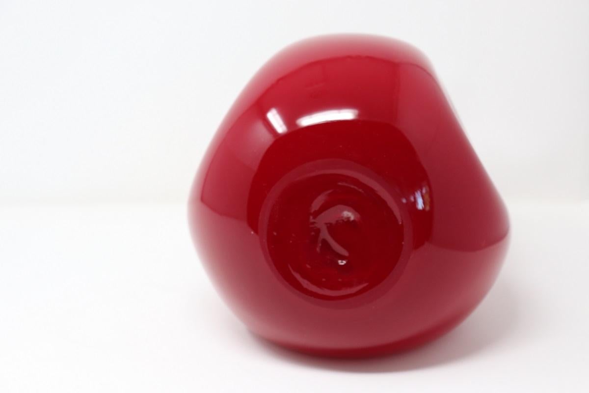 Vetro di Murano Vaso rosso in vetro artistico di Murano di design italiano del XX secolo in vendita