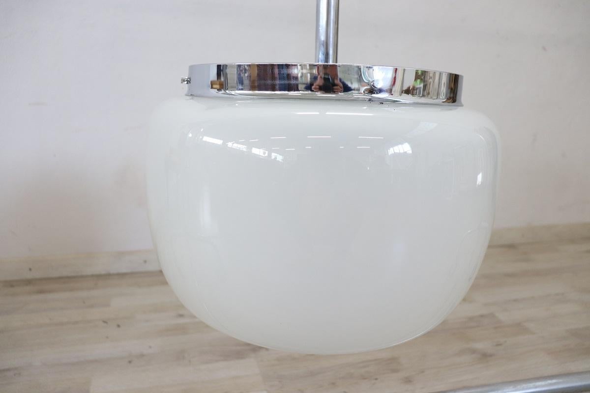 Italienische Opalglas- und Chrom-Pendelleuchte im italienischen Design des 20. Jahrhunderts, 1960er Jahre im Angebot 4
