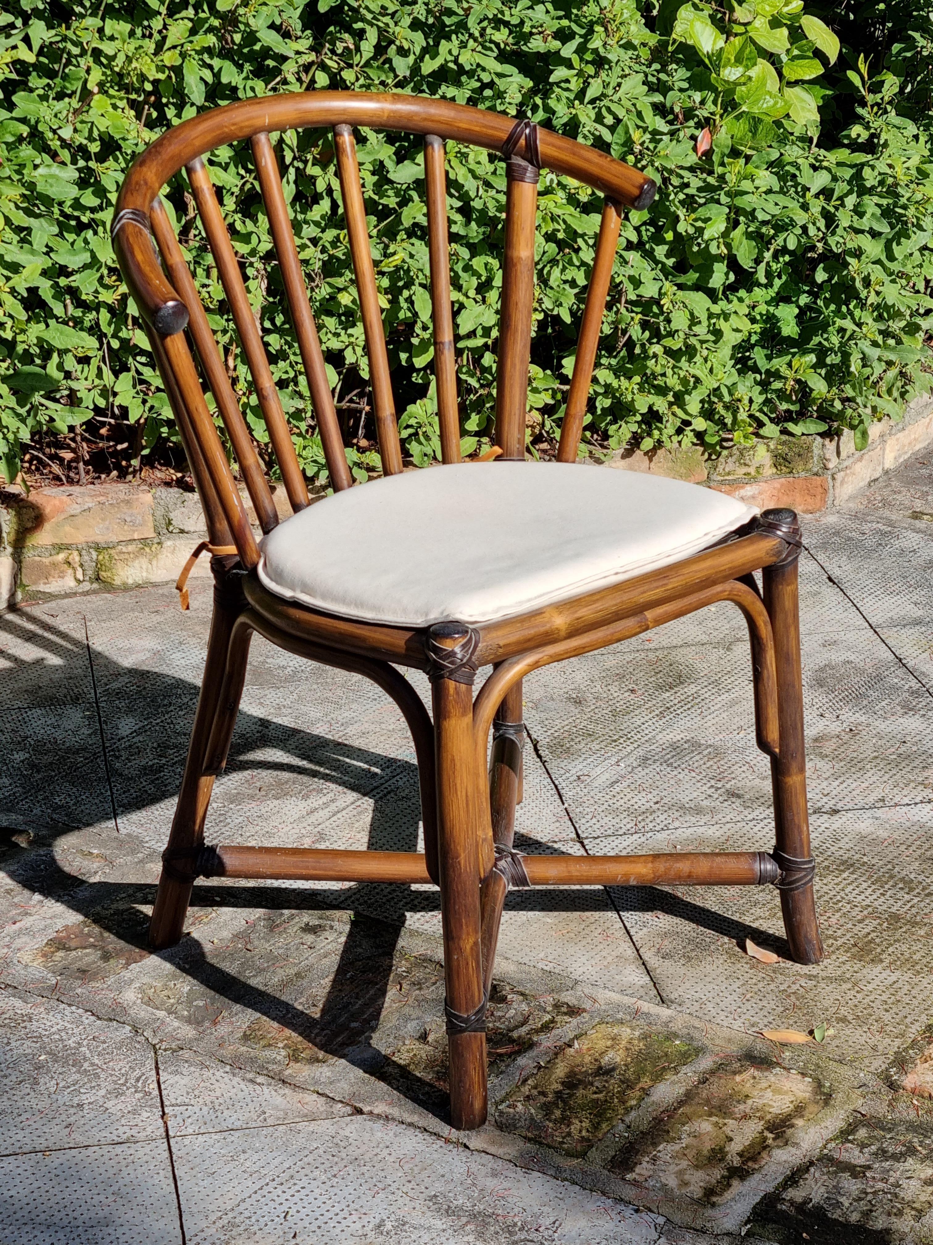 Chaise élégante et iconique en bambou de Bonacina Pierantonio. Bonacina, fondée en 1889, fait réaliser chaque pièce à la main par des artisans qualifiés qui, avec soin et expérience, plient les roseaux, tissent et entrelacent les fils de moelle et