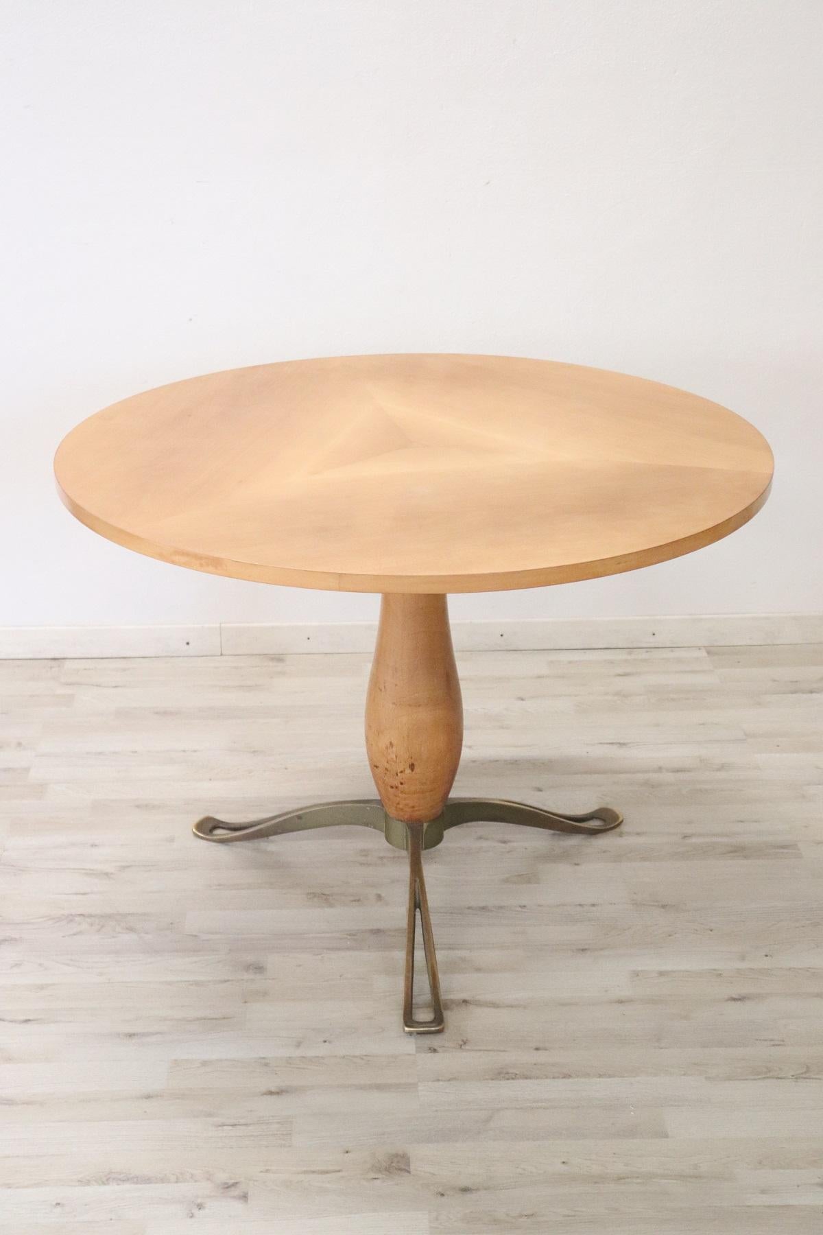 Elegant and essential Italian design round dining table 1980s with three bronze feet.