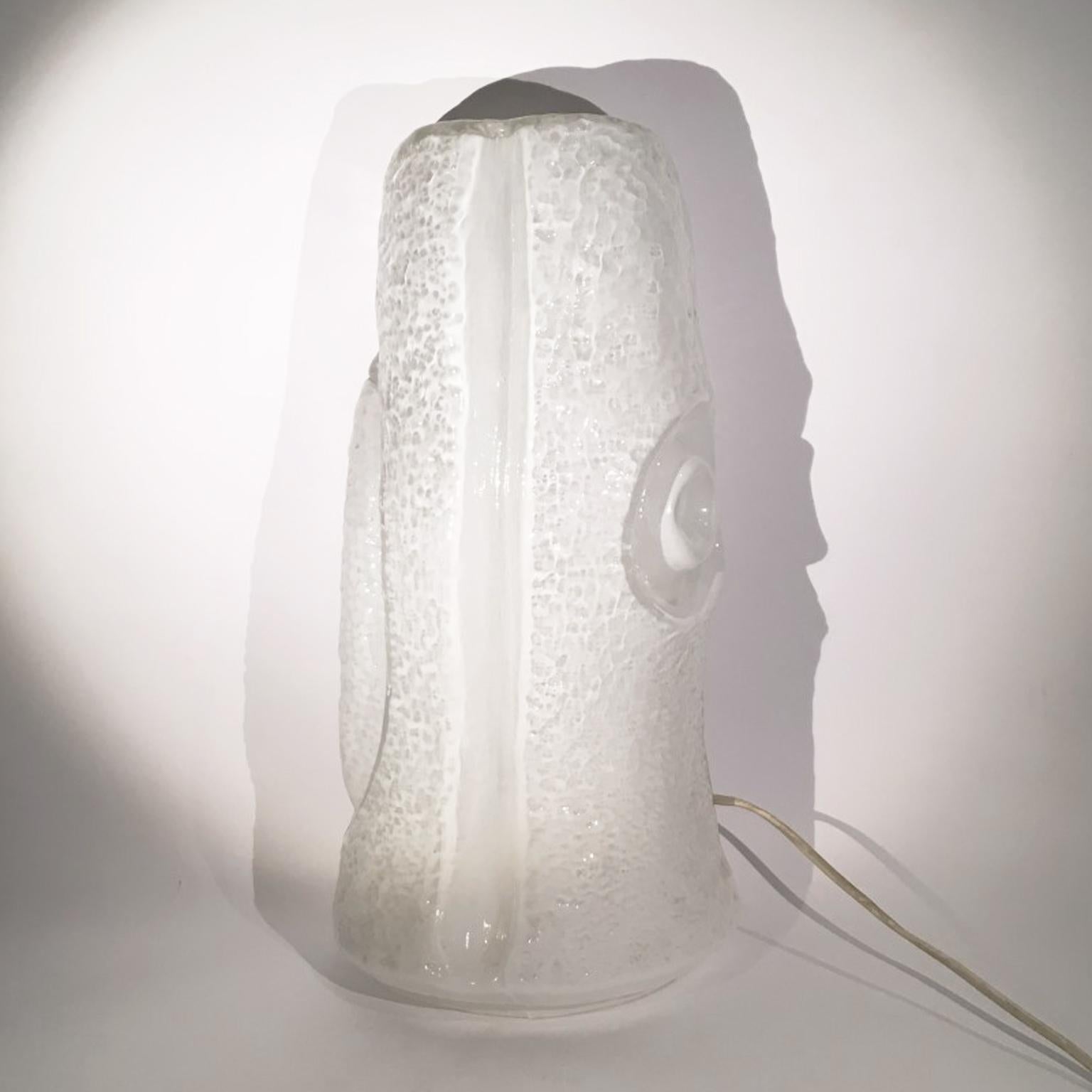 A stunning Italian design table lamp made in the 1970s.
The table lamp features a white blown Murano glass body.
An iconic piece of Italian design.
Italy, second half of the 20th century.
 