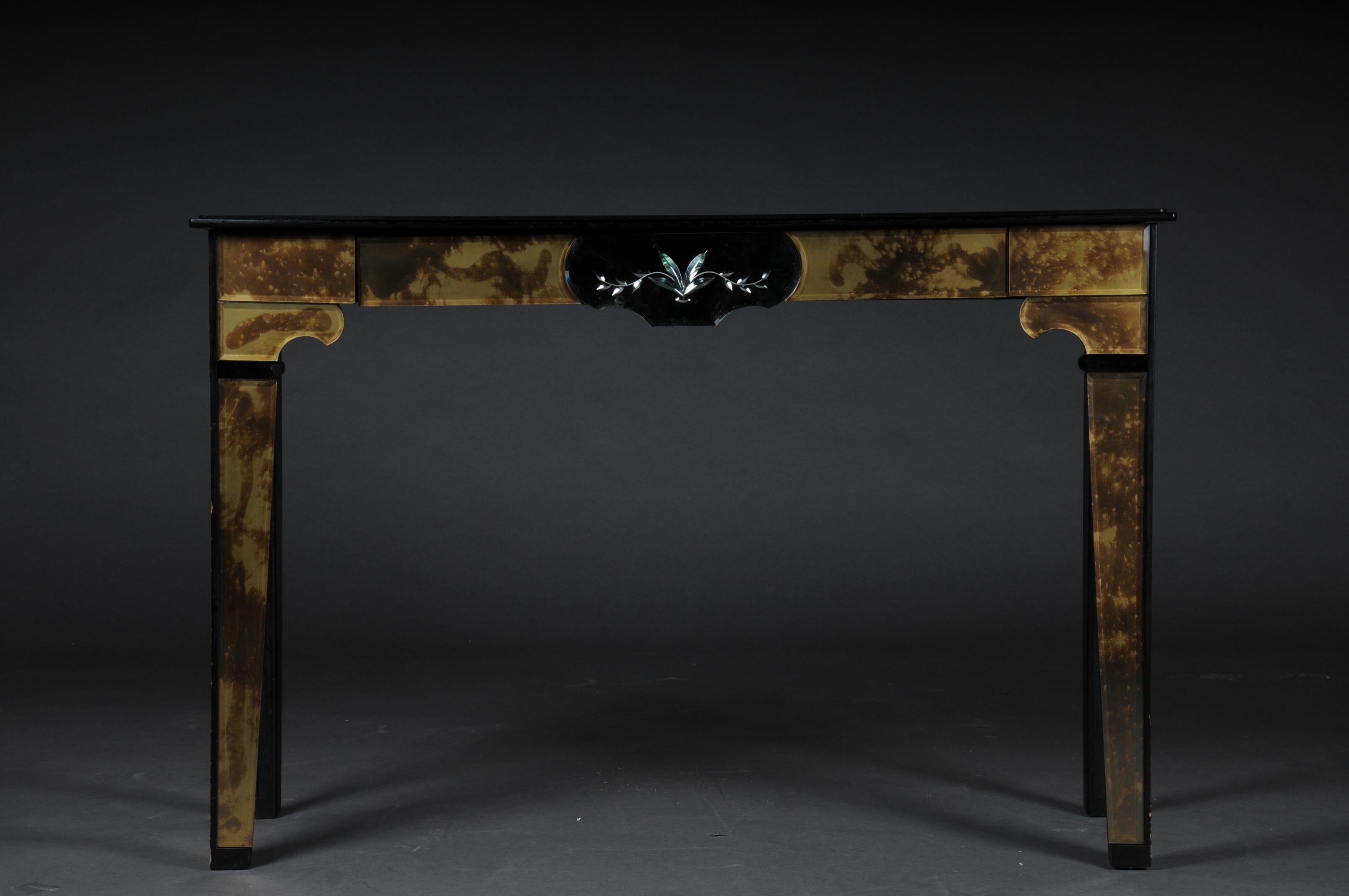 20th century Italian designer sideboard faceted and mirrored.


Body completely mirrored and faceted. Body with one drawer. Rectangular table top mirrored.
Italy, end of the 20th century

(E-41).