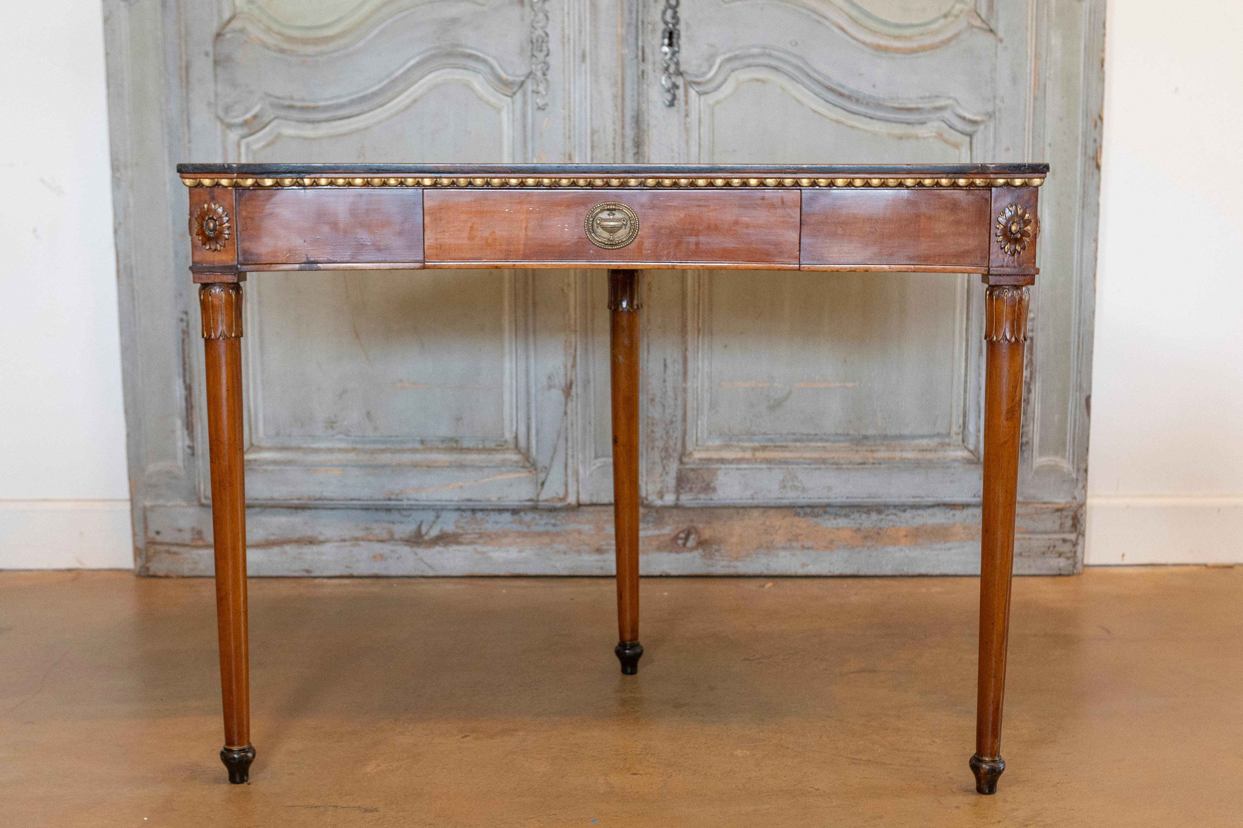 Dieser italienische Schreibtisch aus dem 20. Jahrhundert (ca. 1900) ist aus hochwertigem Nussbaumholz gefertigt und zeigt die Eleganz und Liebe zum Detail des neoklassischen Stils. Der Schreibtisch hat eine halbrunde Form (Demi-Lune) mit einer