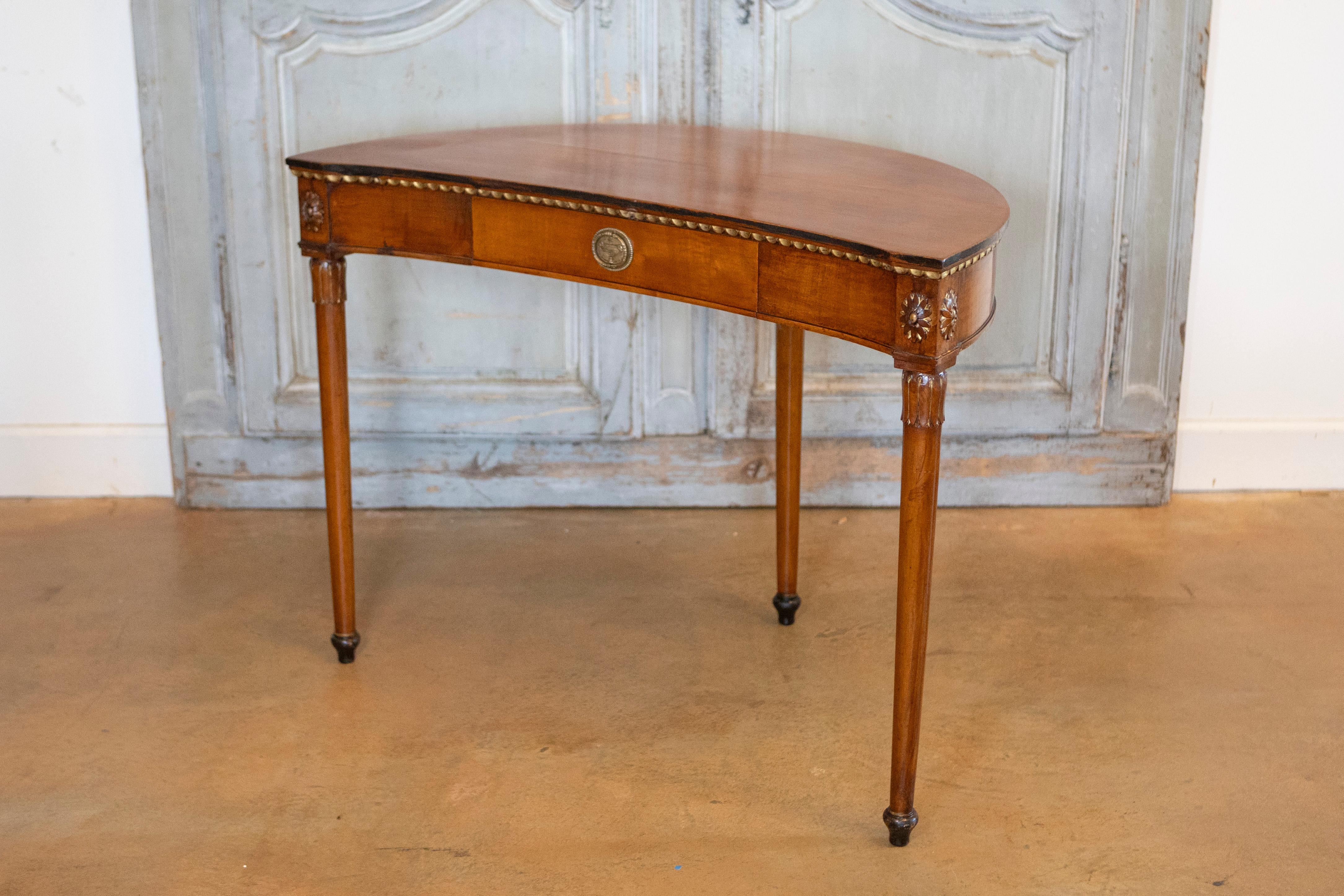 20. Jahrhundert Italienischer Schreibtisch CIRCA 1900 (Handgeschnitzt) im Angebot
