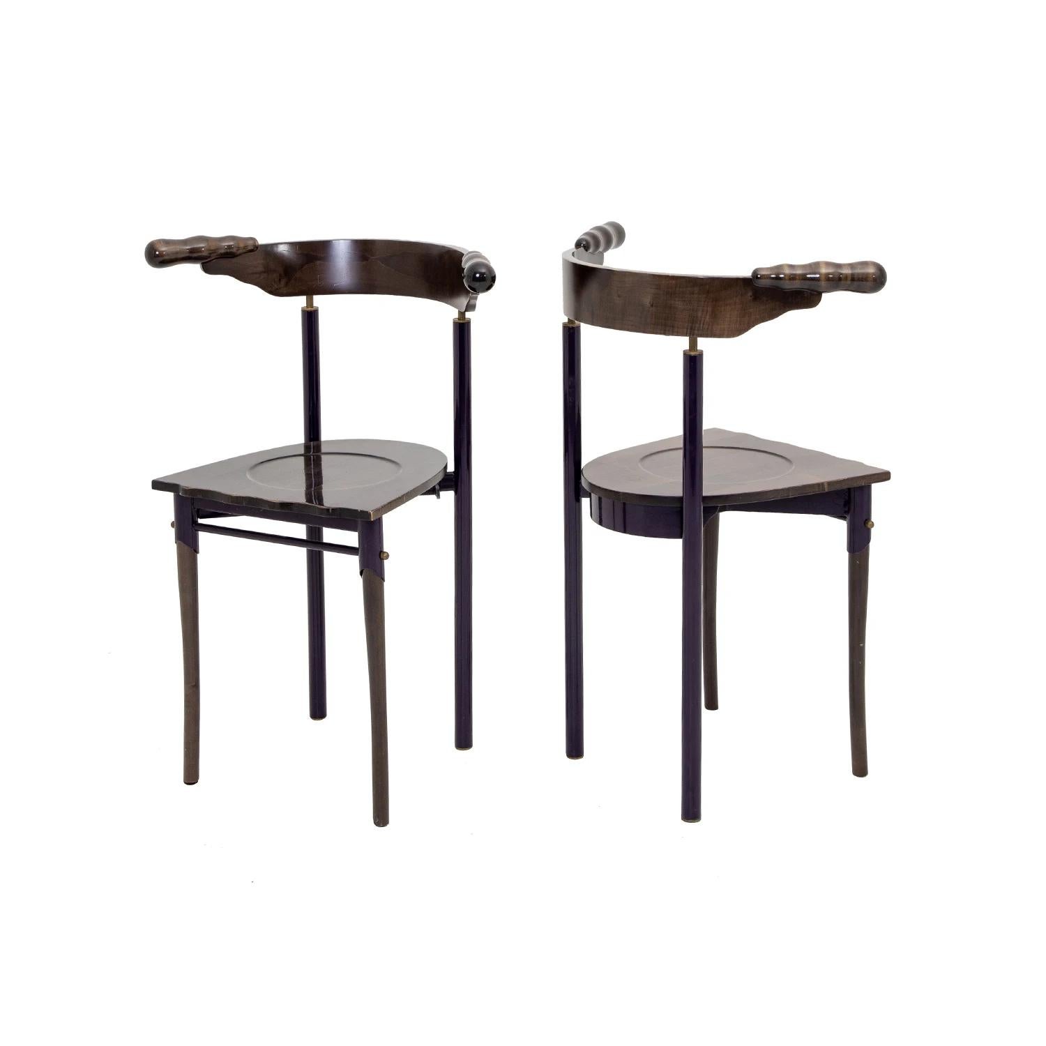 Paire de chaises d'appoint Jansky en noyer artisanal, conçues par Borek Sipek et produites par Driade, en bon état. Les chaises d'extrémité sculpturales ont un dossier arrondi et reposent sur quatre pieds droits en bois. Usures dues à l'âge et à