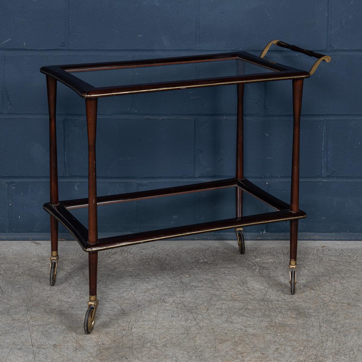 Un charmant chariot à boissons italien du milieu du siècle à la manière de Cesar. Le chariot à deux étages est entièrement réalisé en teck et présente un design typique des années 1950/60. Les deux étagères en verre sont parfaitement encadrées par