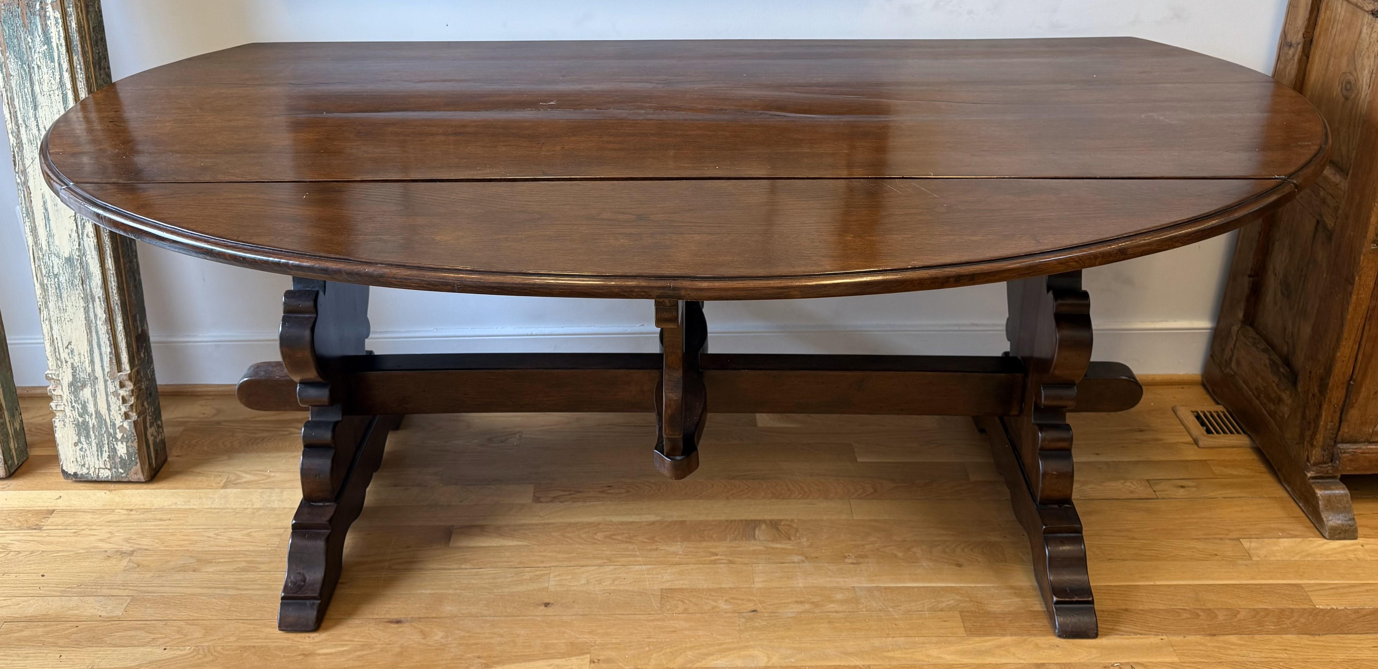 Tavolo da pranzo a ribalta del XX secolo. Realizzato in stile barocco italiano del XVII secolo. Montanti a cavalletto di bella forma con graziosi supporti per le ante a ribalta. Realizzato in rovere profondamente patinato. Robusto e con grandi
