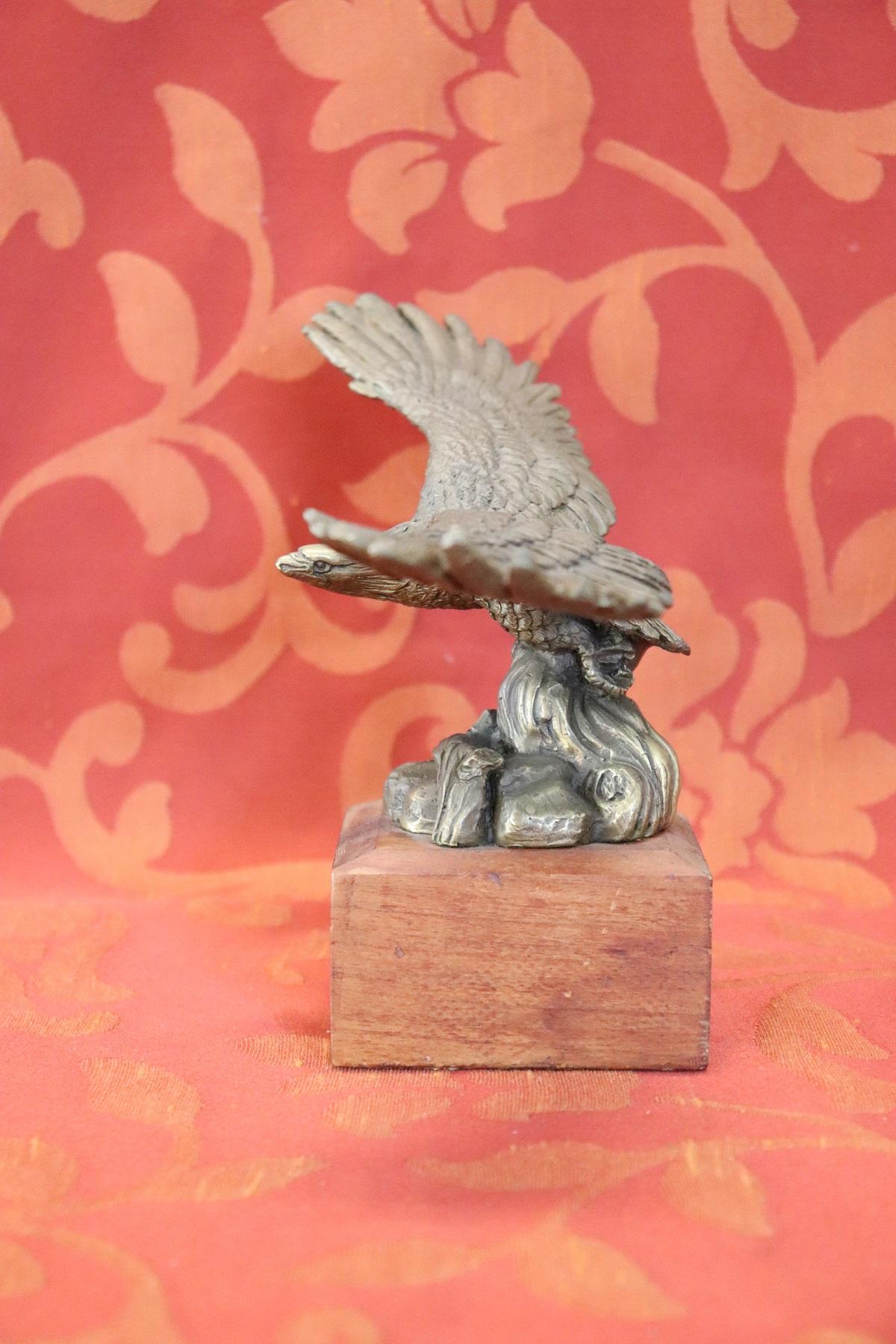 Beautiful sculpture in bonze made in Italy years, circa 1940s. Fine figure of eagle on wood base.
 