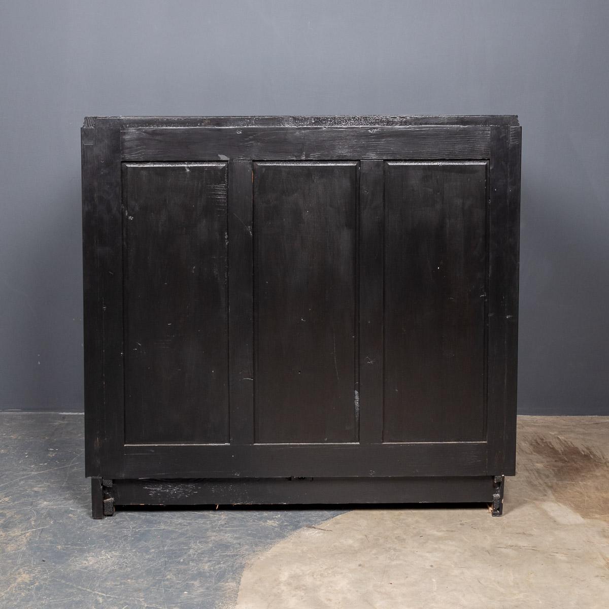 20th Century Italian Ebonised Chest of Drawers with Display Top, C.1930 For Sale 1