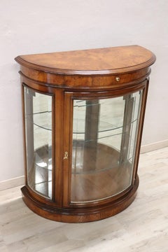 20th Century Italian Elegant Vitrine in Walnut Root