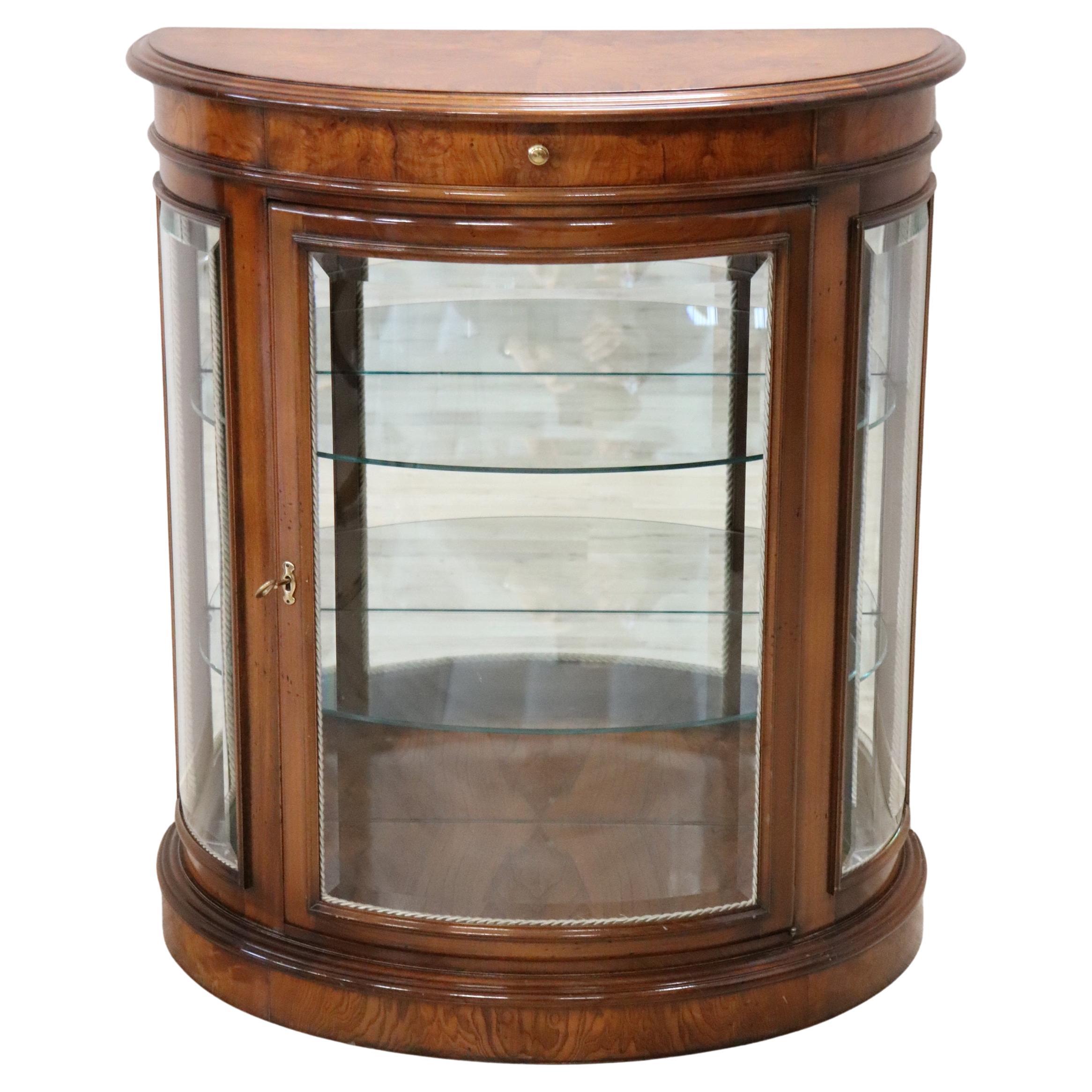 20th Century Italian Elegant Vitrine in Walnut Root