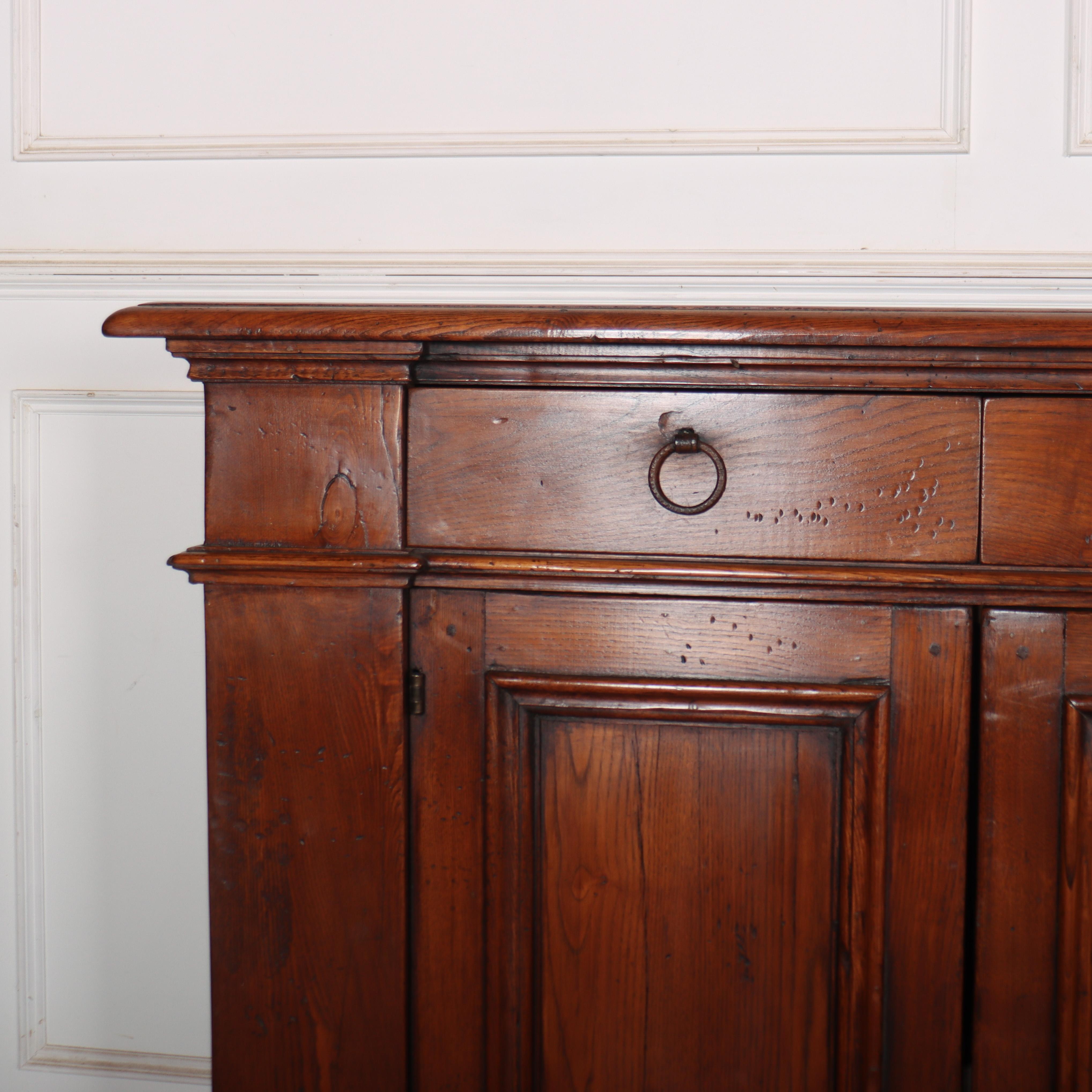 Grande buffet in olmo italiano dei primi del Novecento con quattro ante e quattro cassetti. Buon colore. 1920. 

Codice: 9168

Dimensioni:
W: 92