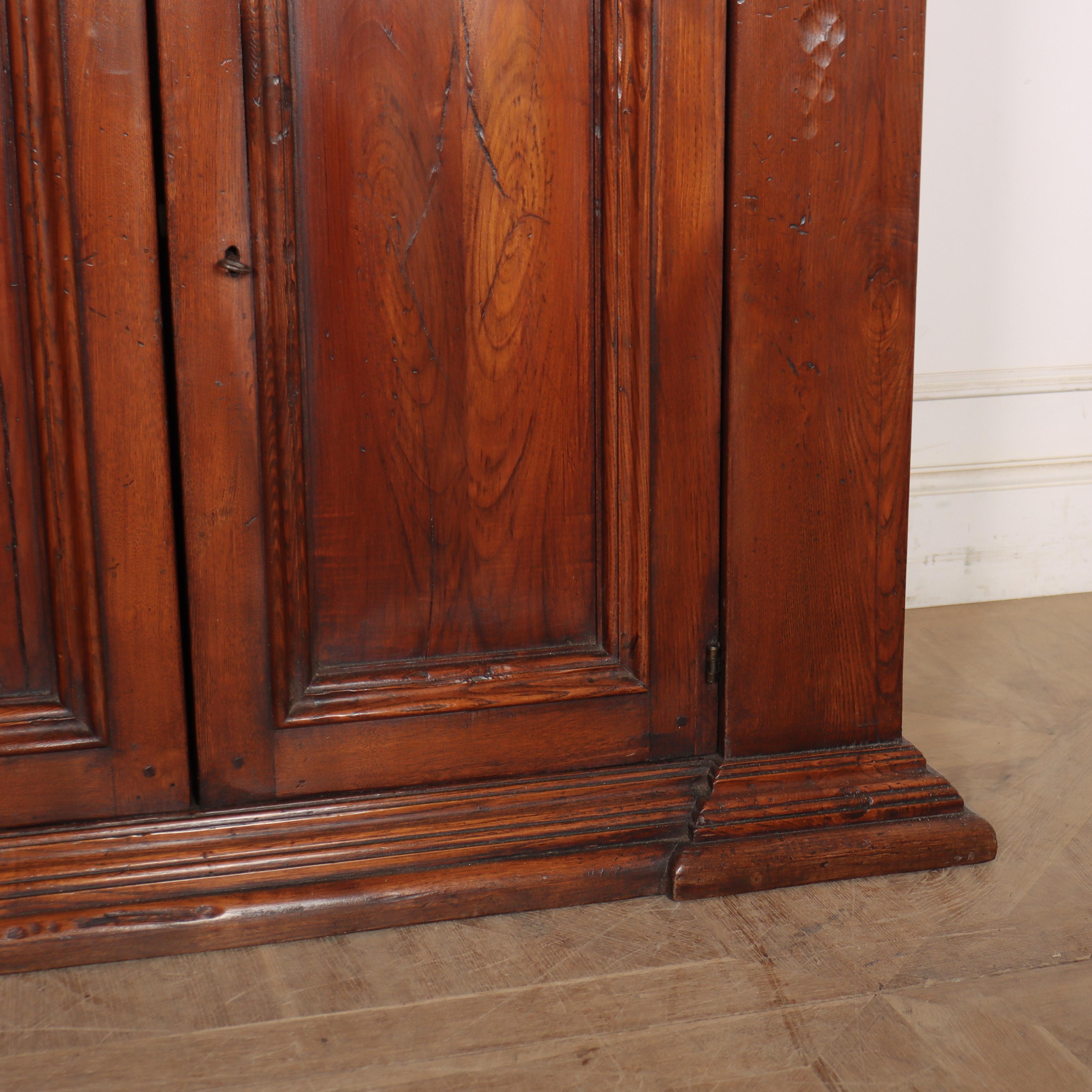 Buffet in olmo italiano del XX secolo in vendita 2